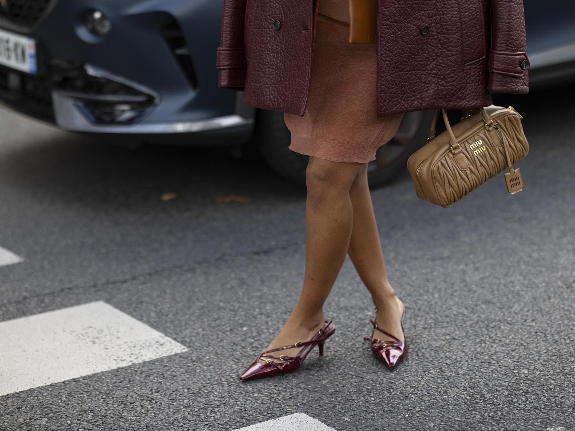 Frau mit Slingback Kitten Heels