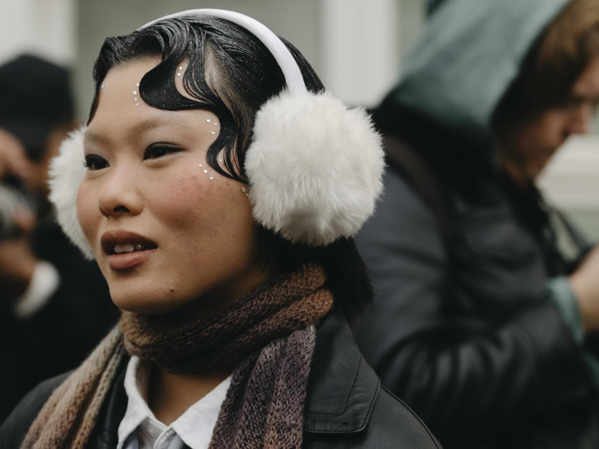 Frau trägt auf Copenhagen Fashion Week Ohrenschützer in Weiß Streetstyle