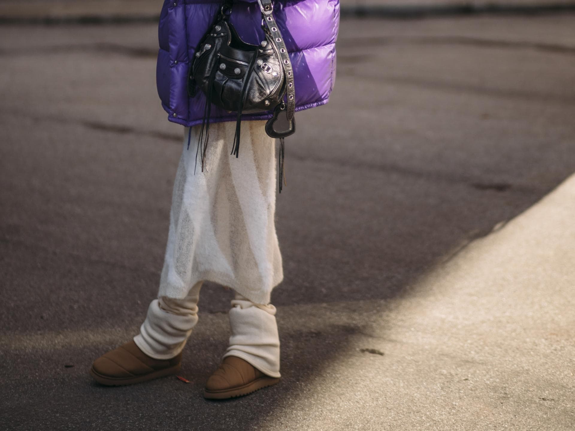 Frau trägt auf Copenhagen Fashion Week braune UGG Boots