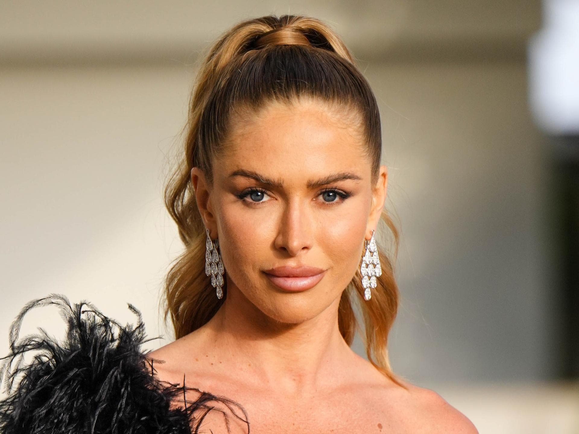 Schmuck-Trends: Diese Ohrringe vollenden deinen Silvester-Look Frau trägt silbernen Schmuck