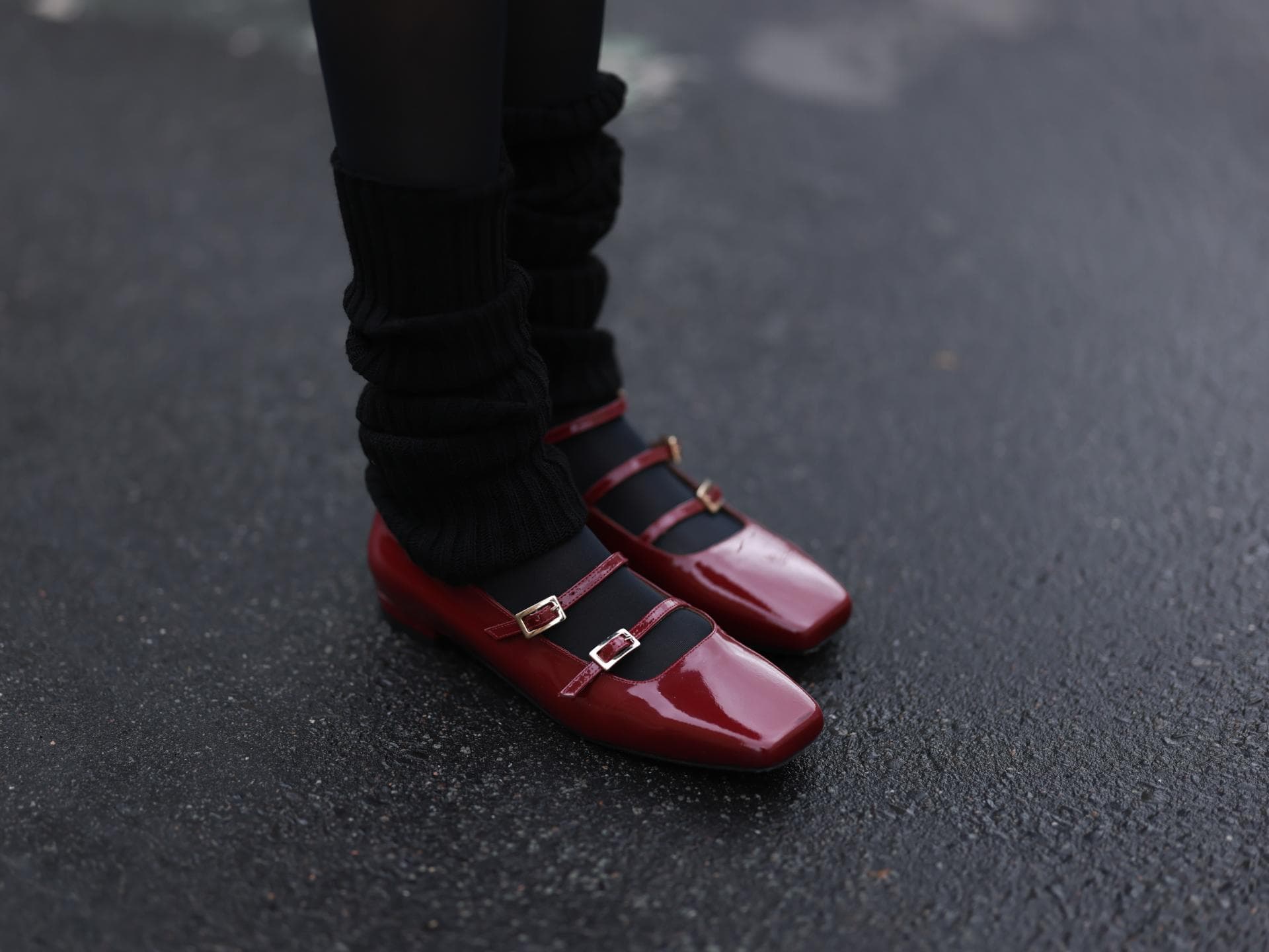 Trend-Vorschau 2024: Auf diese eleganten Schuhe schwören Französinnen im neuen Jahr Frau trägt rote Lack-Ballerinas