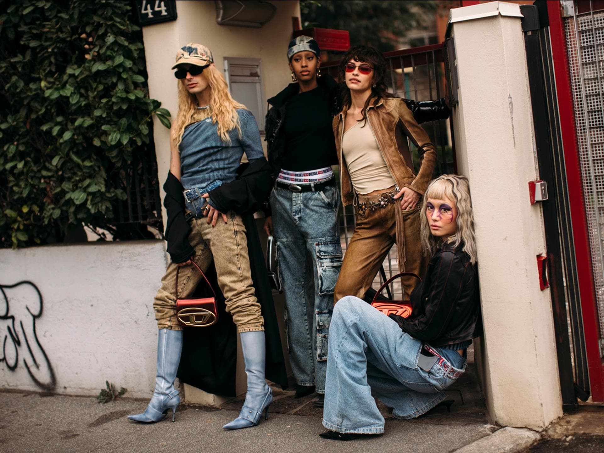 Gruppe Influencer in Jeans-Looks