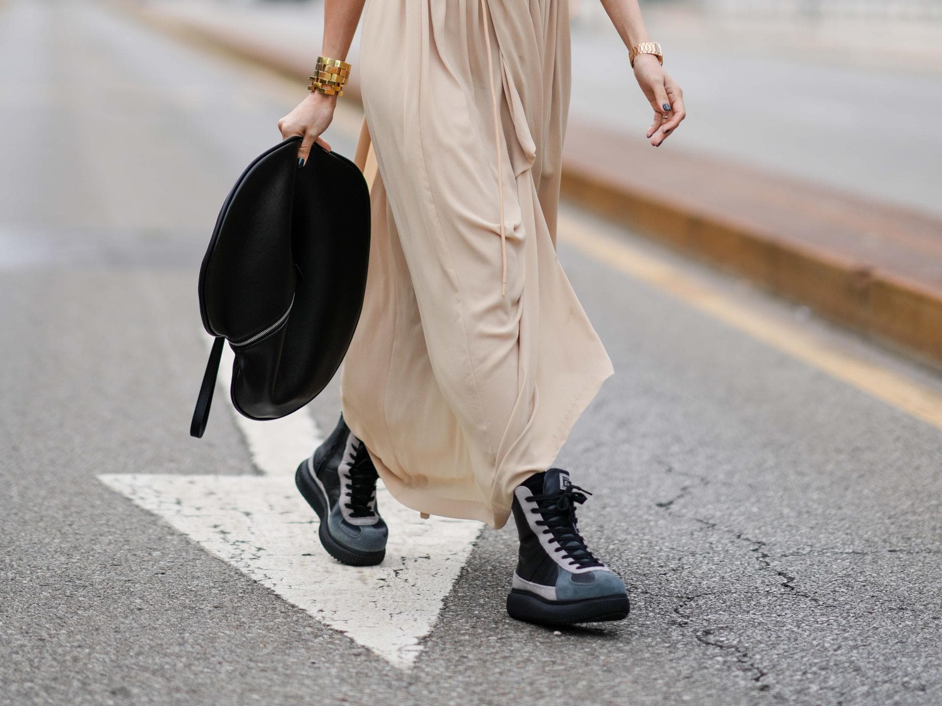 Heart Evangelista trägt schwarze Sneaker Stiefel