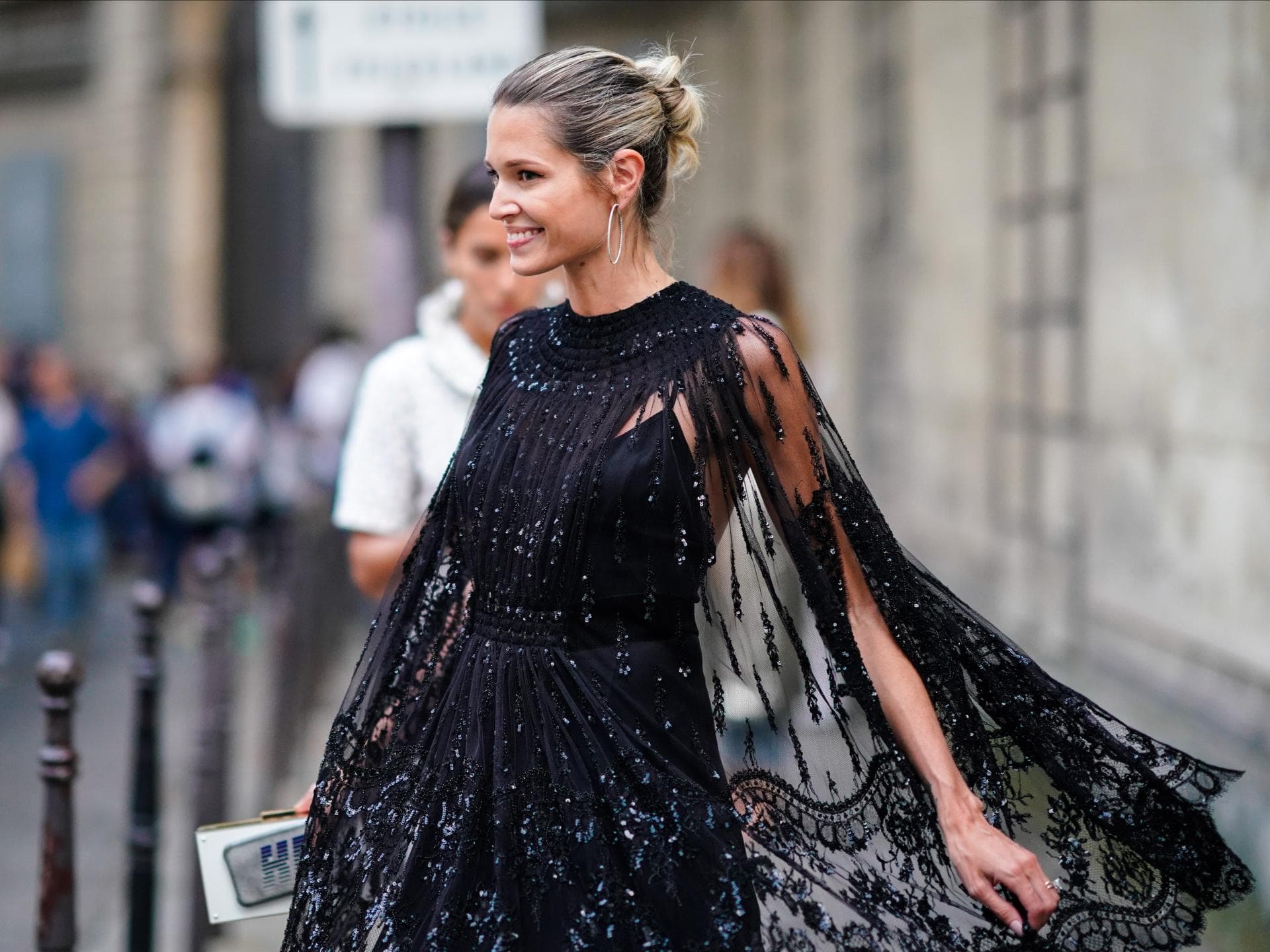 Kein anderes Kleid für Silvester schmeichelt deiner Taille so wie dieses Helena Bordon in schwarzem Kleid