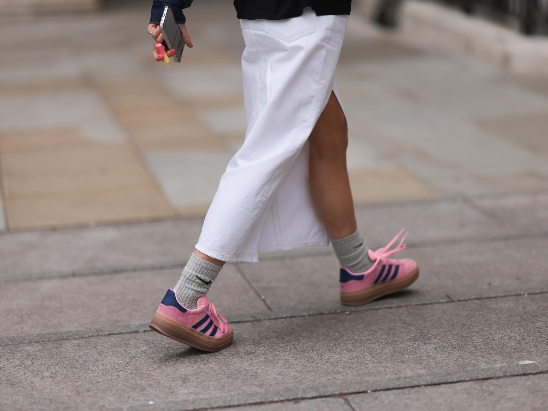 3 Sneaker, die 2024 alle bisherigen Trend-Modelle ersetzen Rosafarbene Gazelle mit Plateausohle