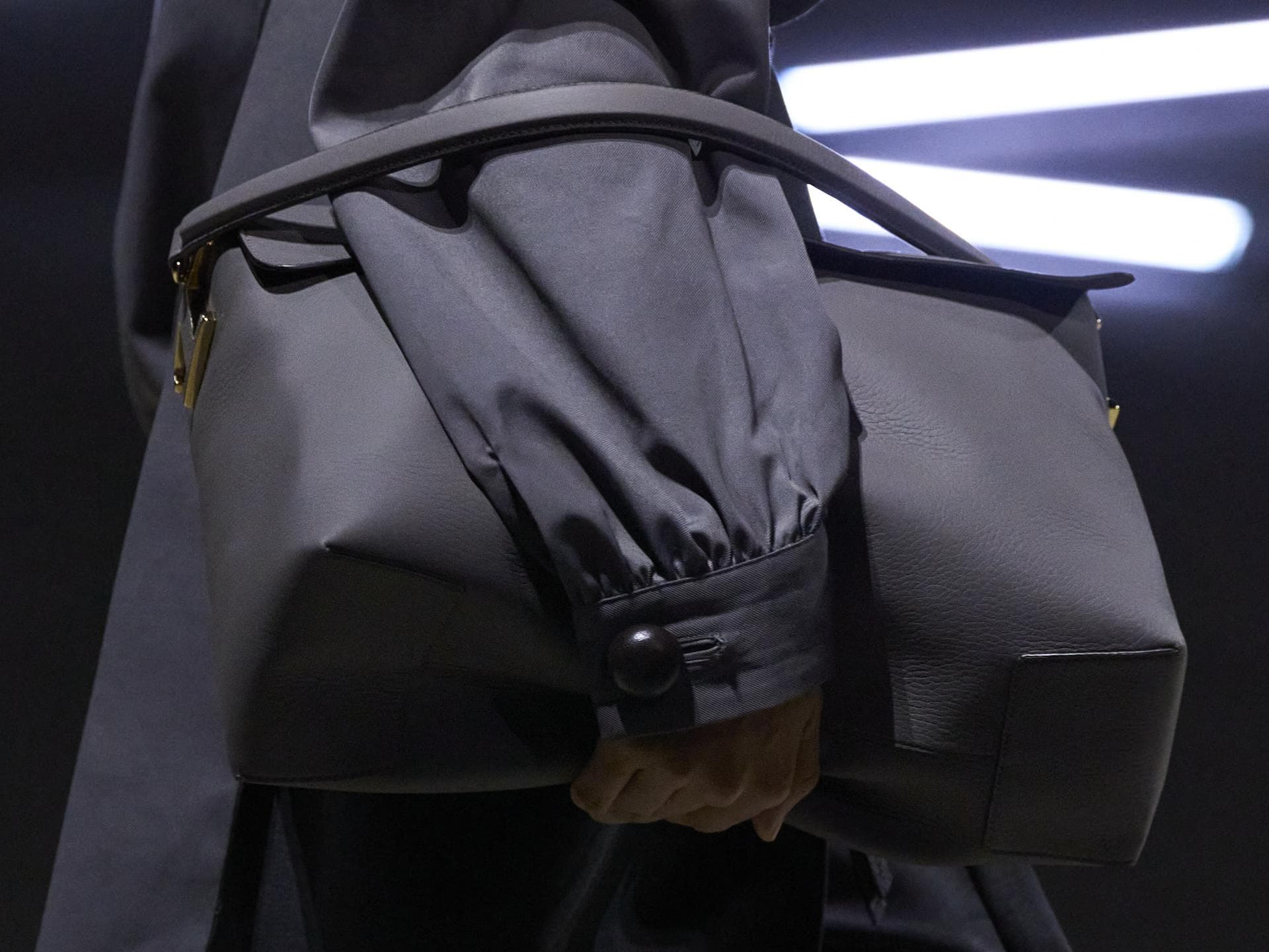 XXL Shopper in Grau auf der Show von Tods