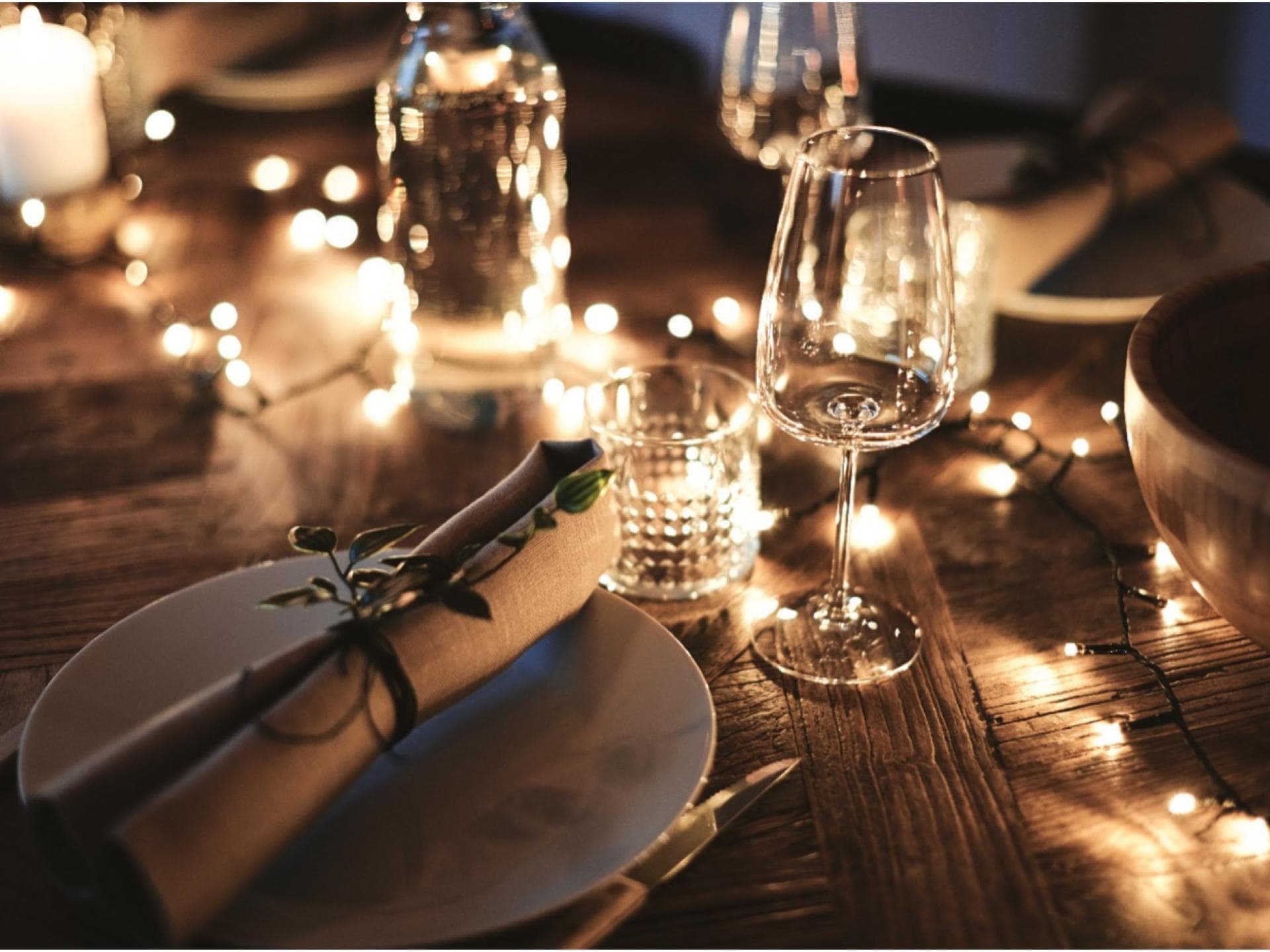 Gedeckter Tisch mit Deko