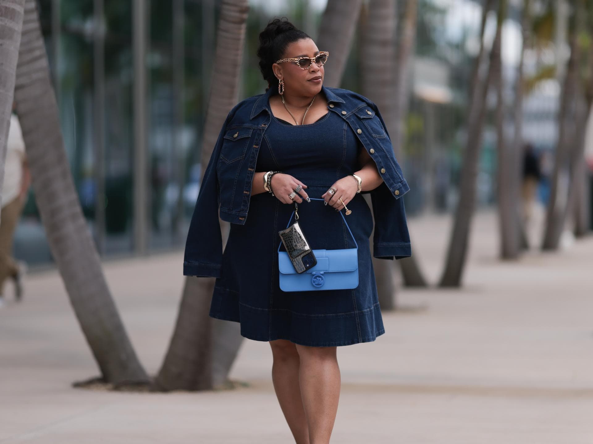 Frau mit blauem Jeanskleid