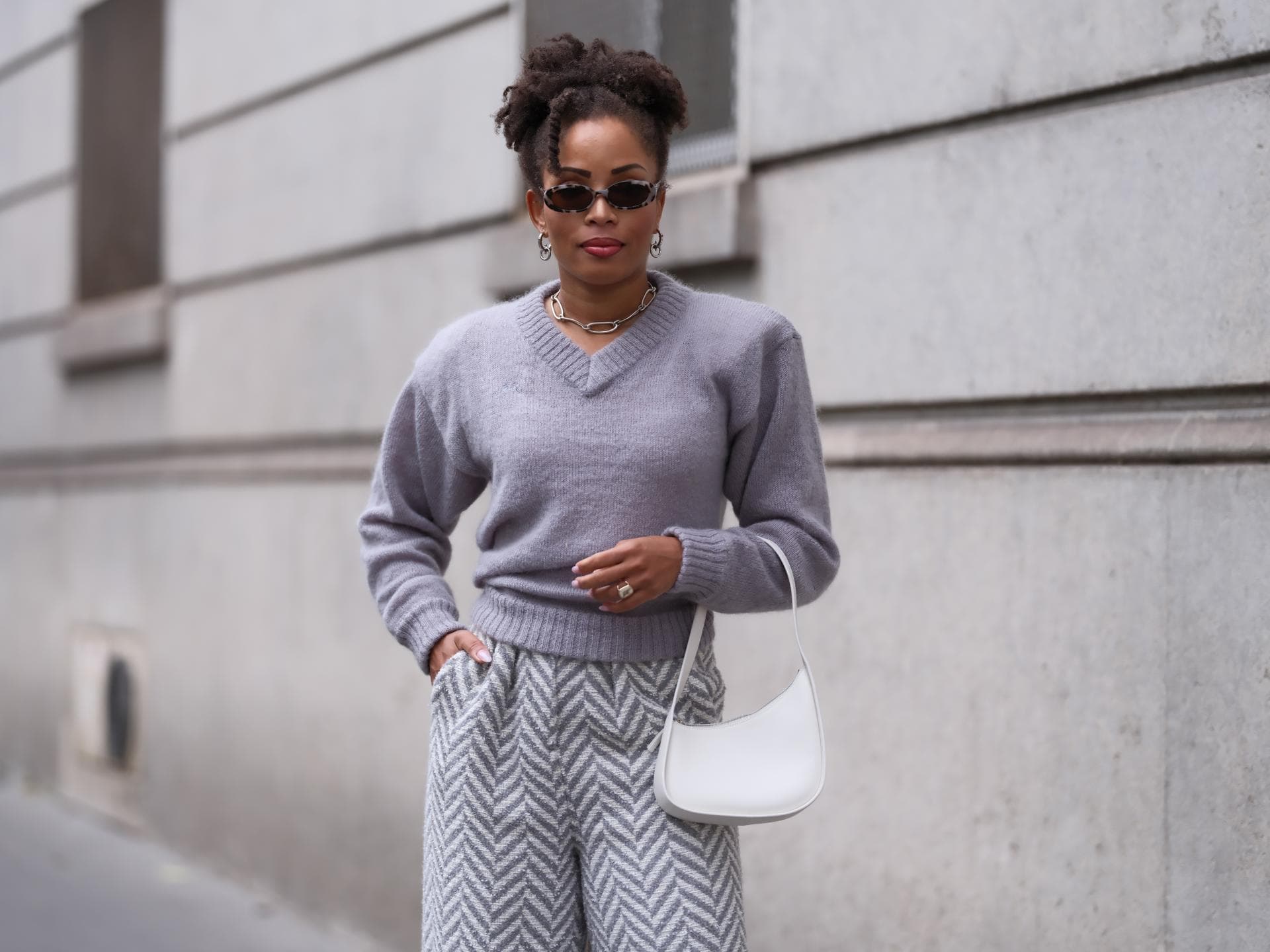 Ellie Delphine in grauem Strickpullover
