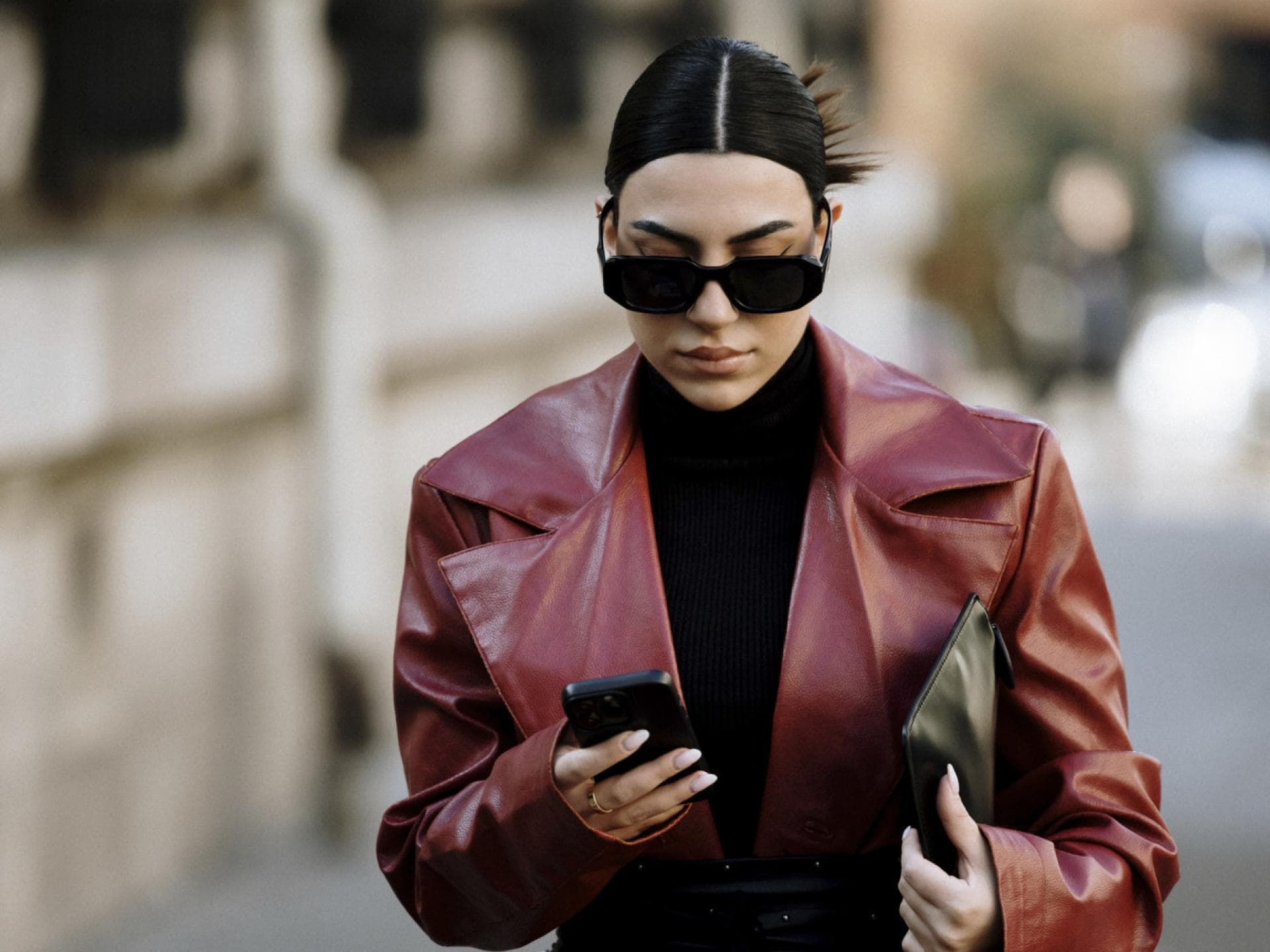 Frau im roten Mantel