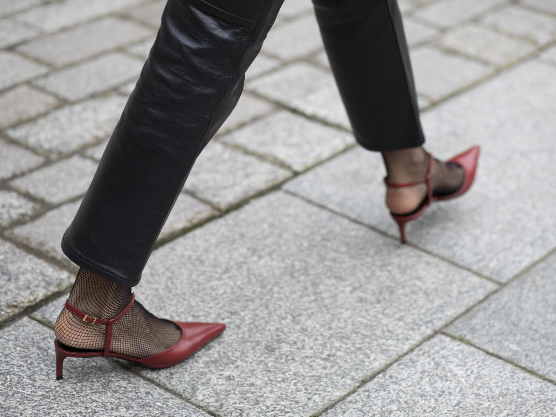 Frau in roten Kitten Heels