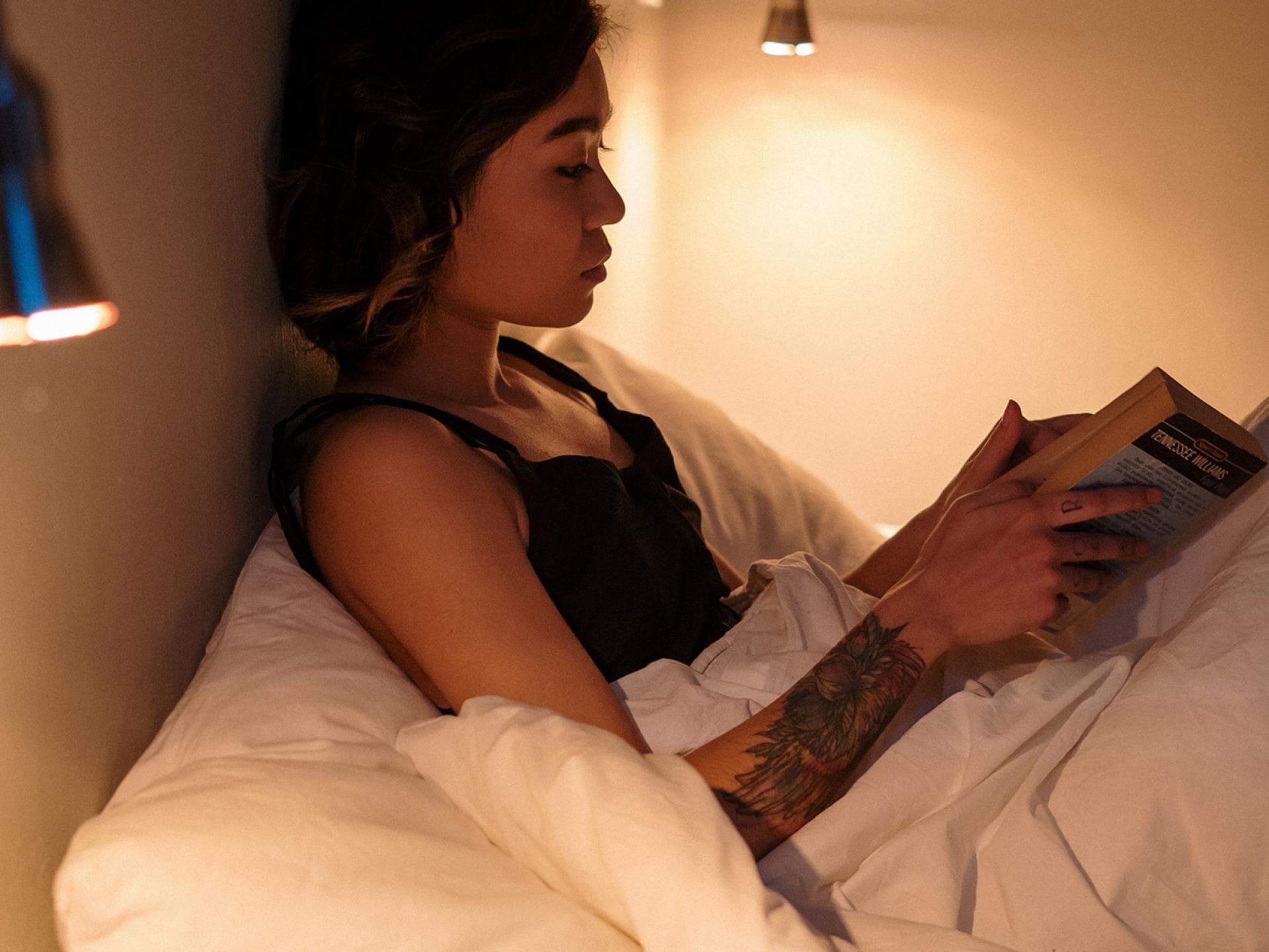 Frau liest ein Buch im Bett