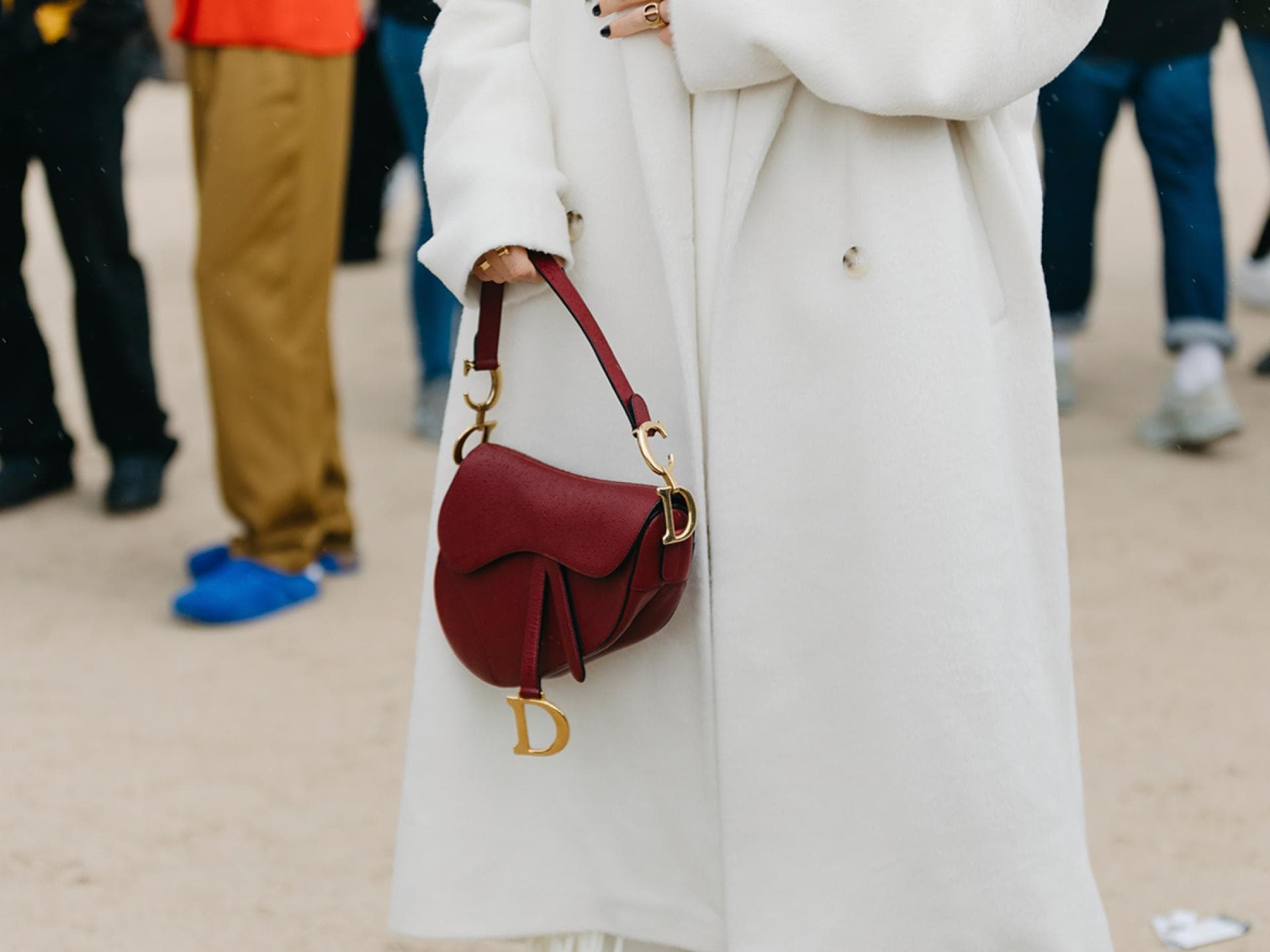 Frau mit Handtasche von Dior Frau mit Handtasche von Dior
