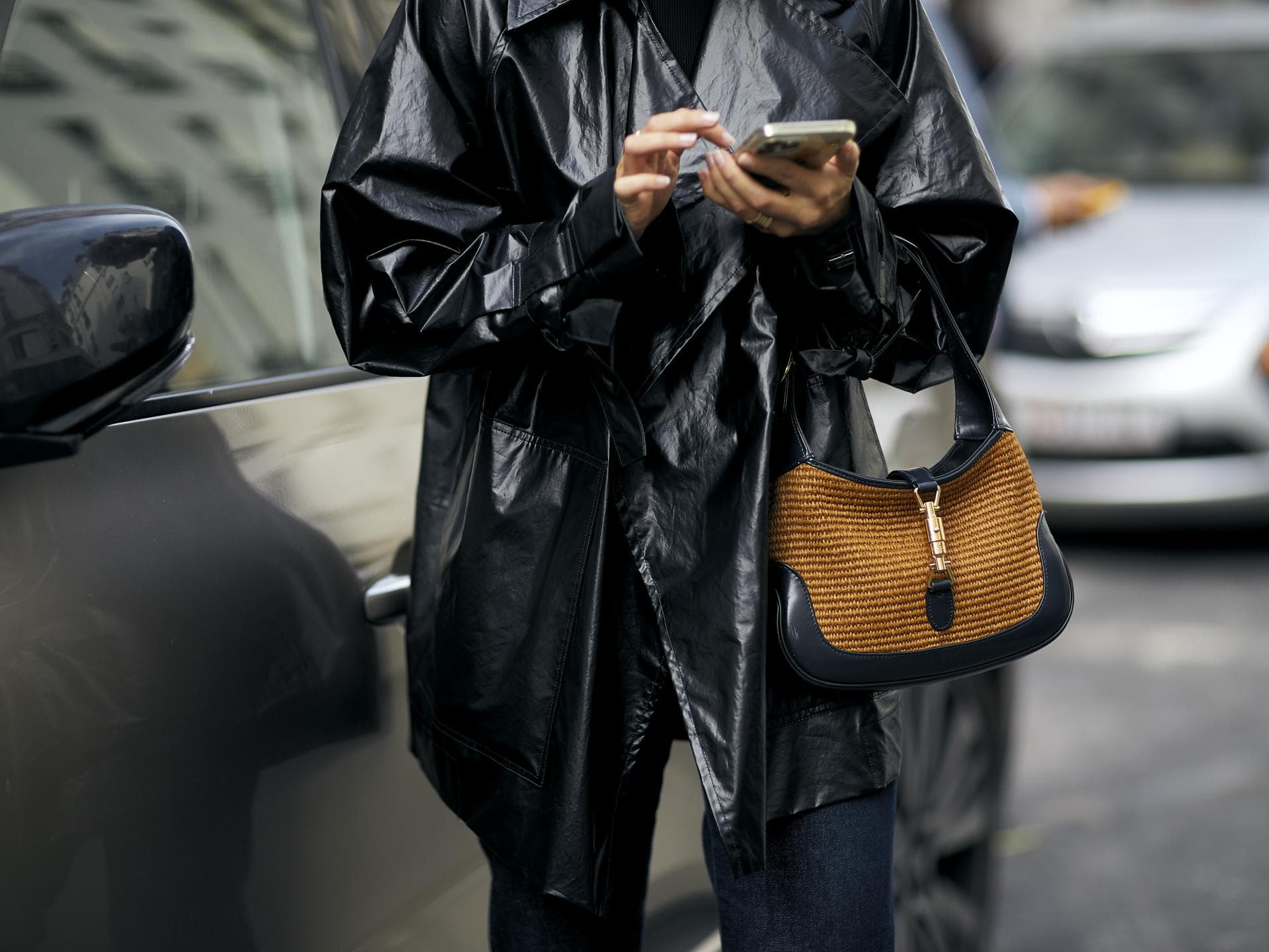Frau trägt glänzende Jacke 