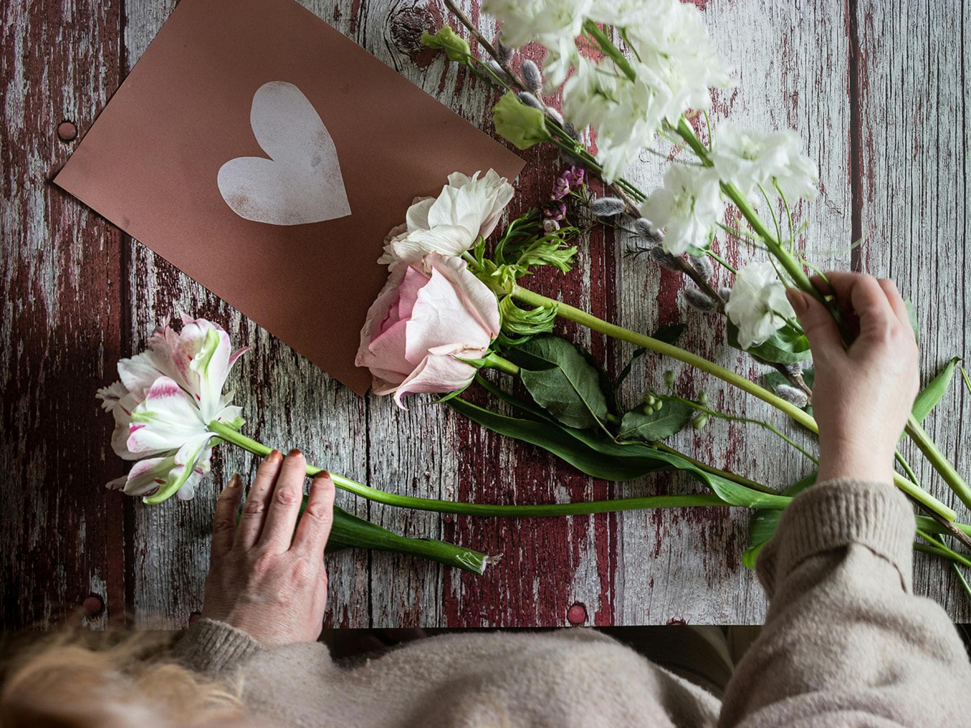 Frau sortiert Blumen 