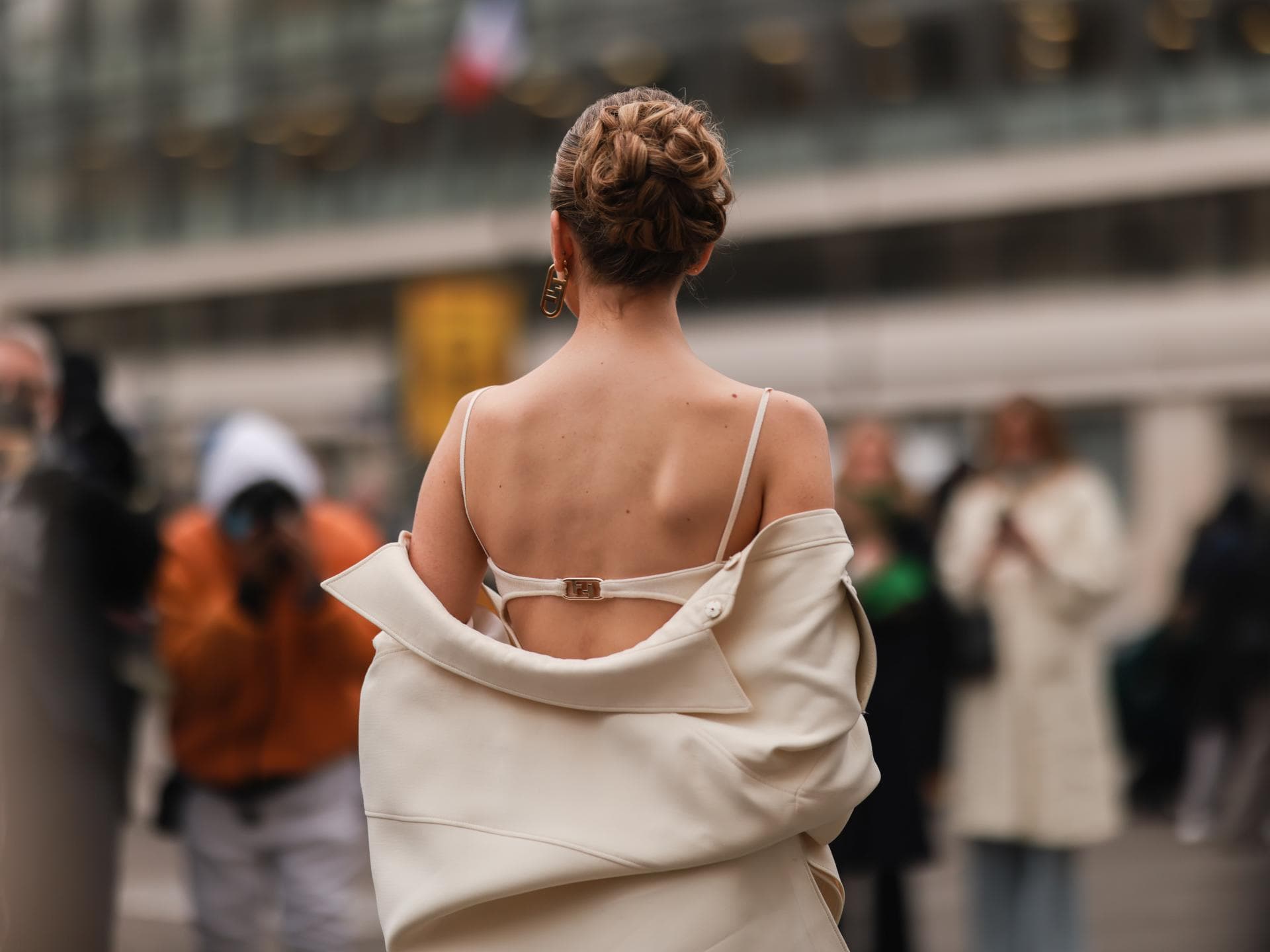Frau von hinten in elegantem Outfit