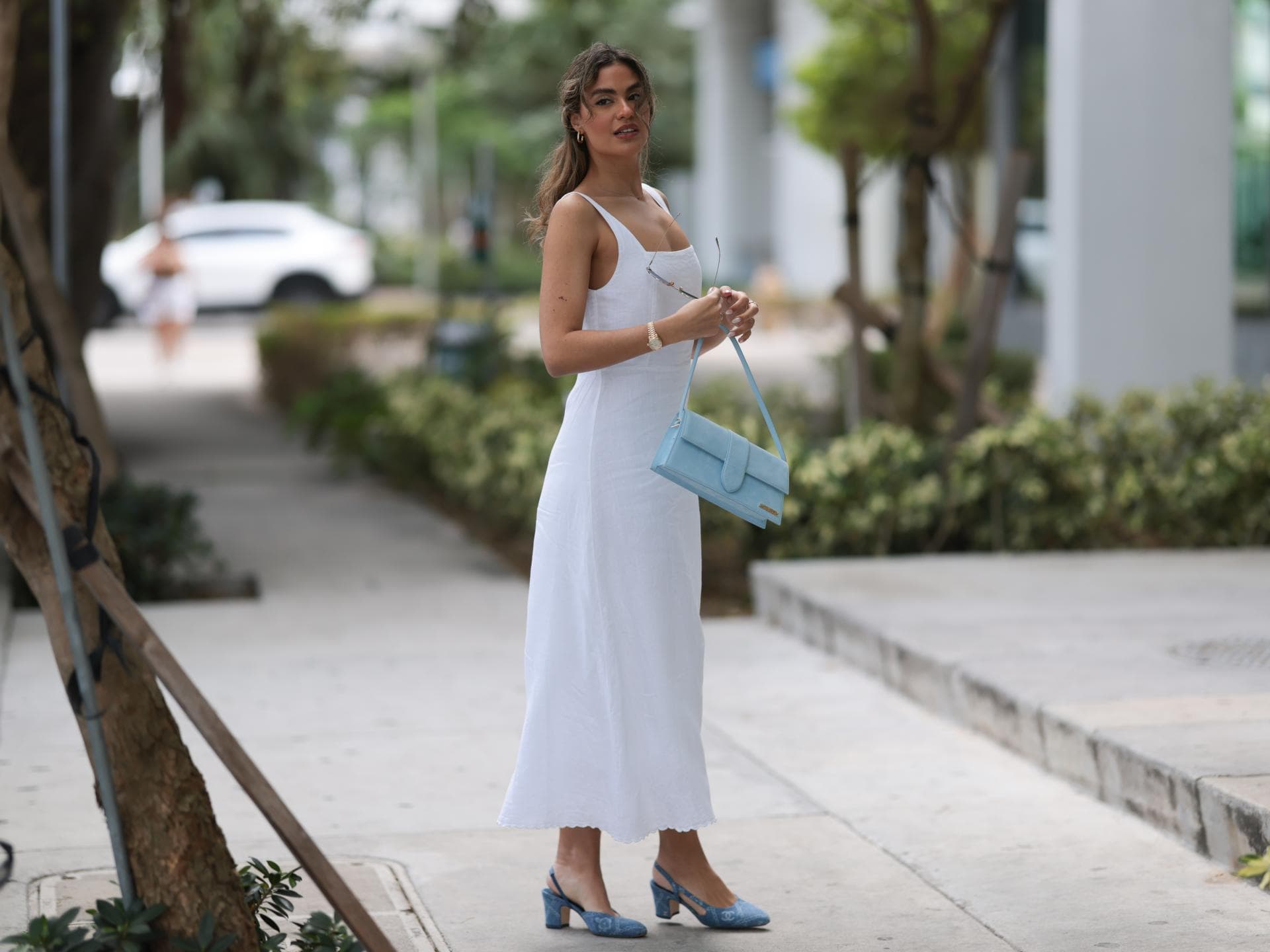 Frau in weißem Kleid