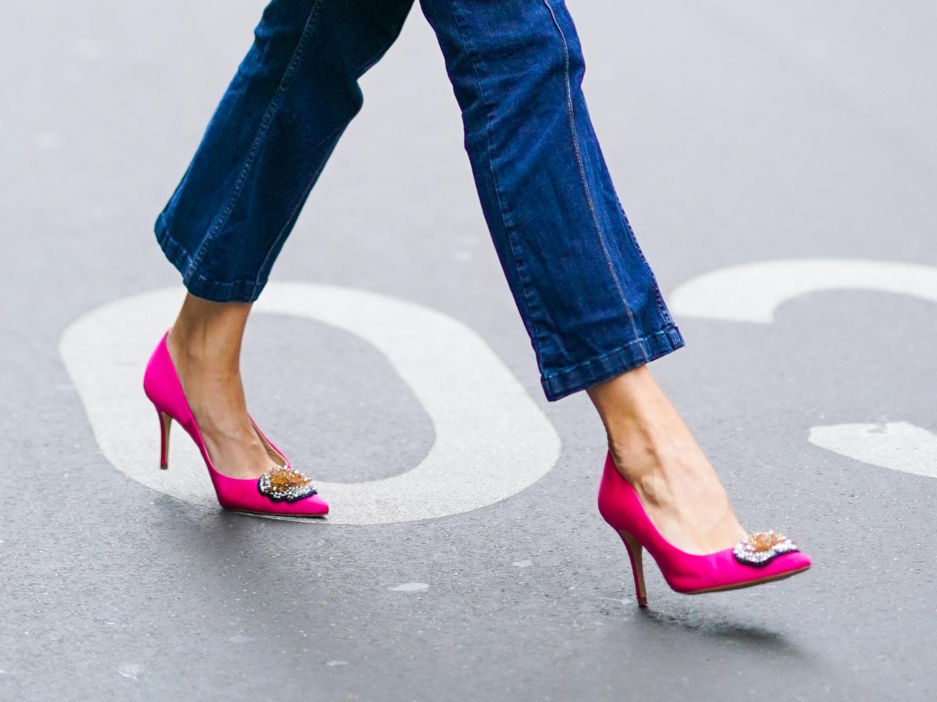 High Heels sind zu sexy? Falsch! Warum hohe Schuhe keine Legitimation für anzügliche Blicke sind Frau trägt pinke High Heels