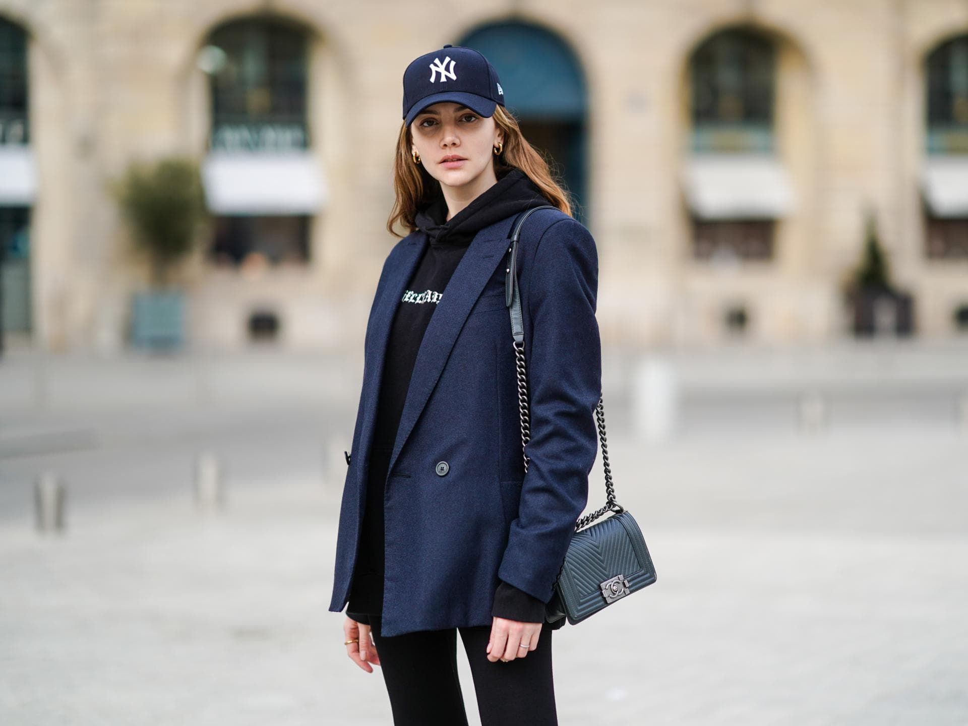 Frau trägt Hoodie unter Blazer