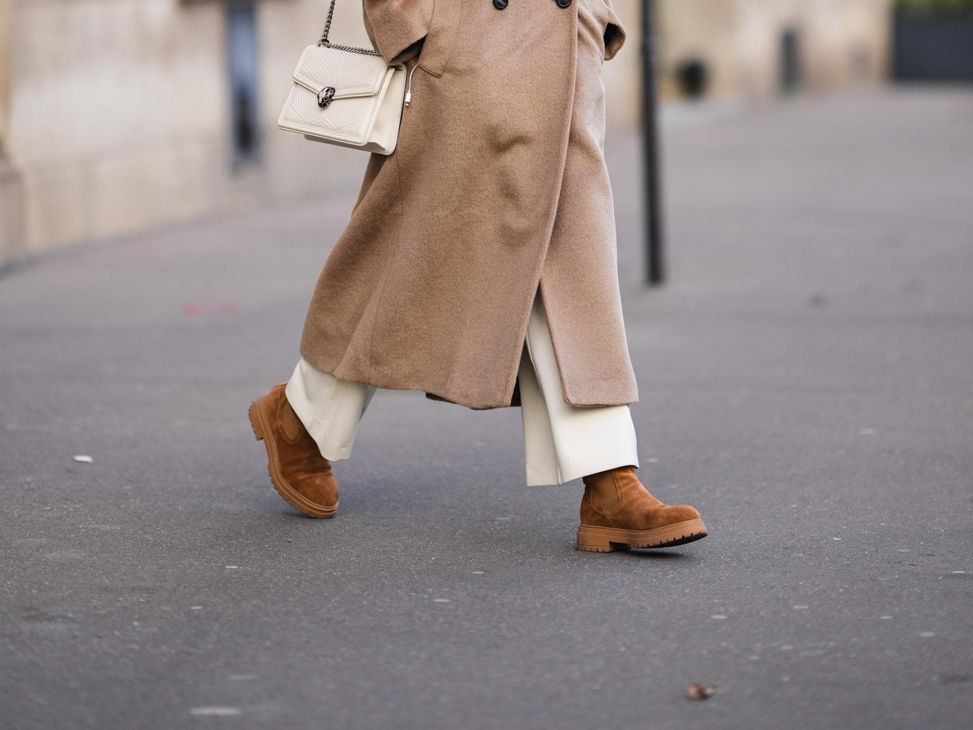 Frau trägt braune Chelsea Boots