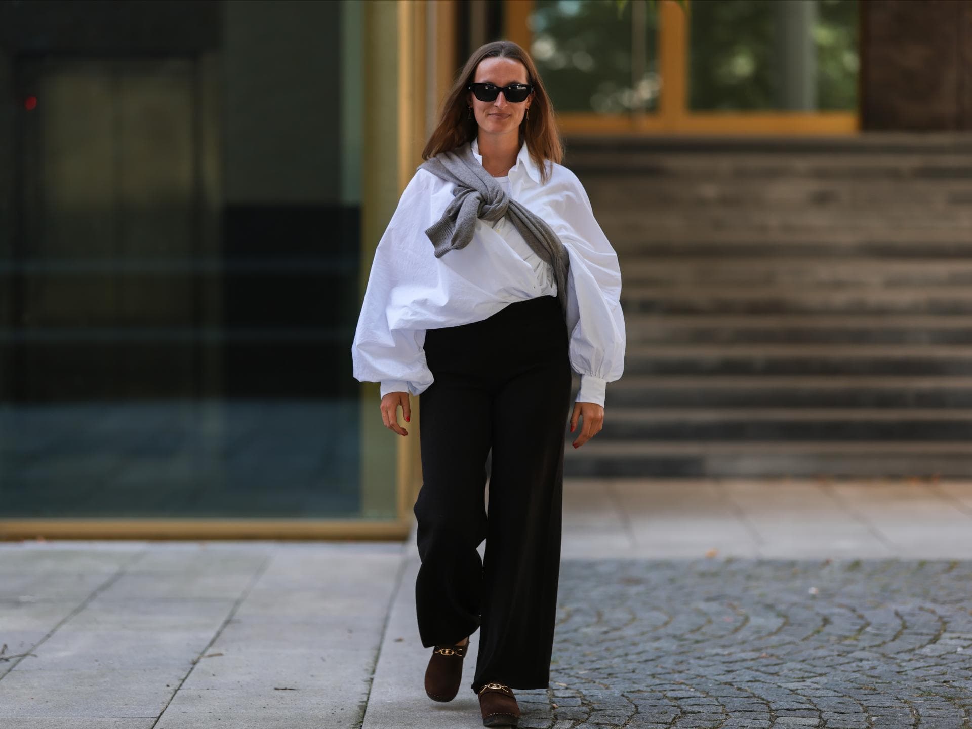Marlene-Hose richtig stylen. Frau trägt Marlene-Hose