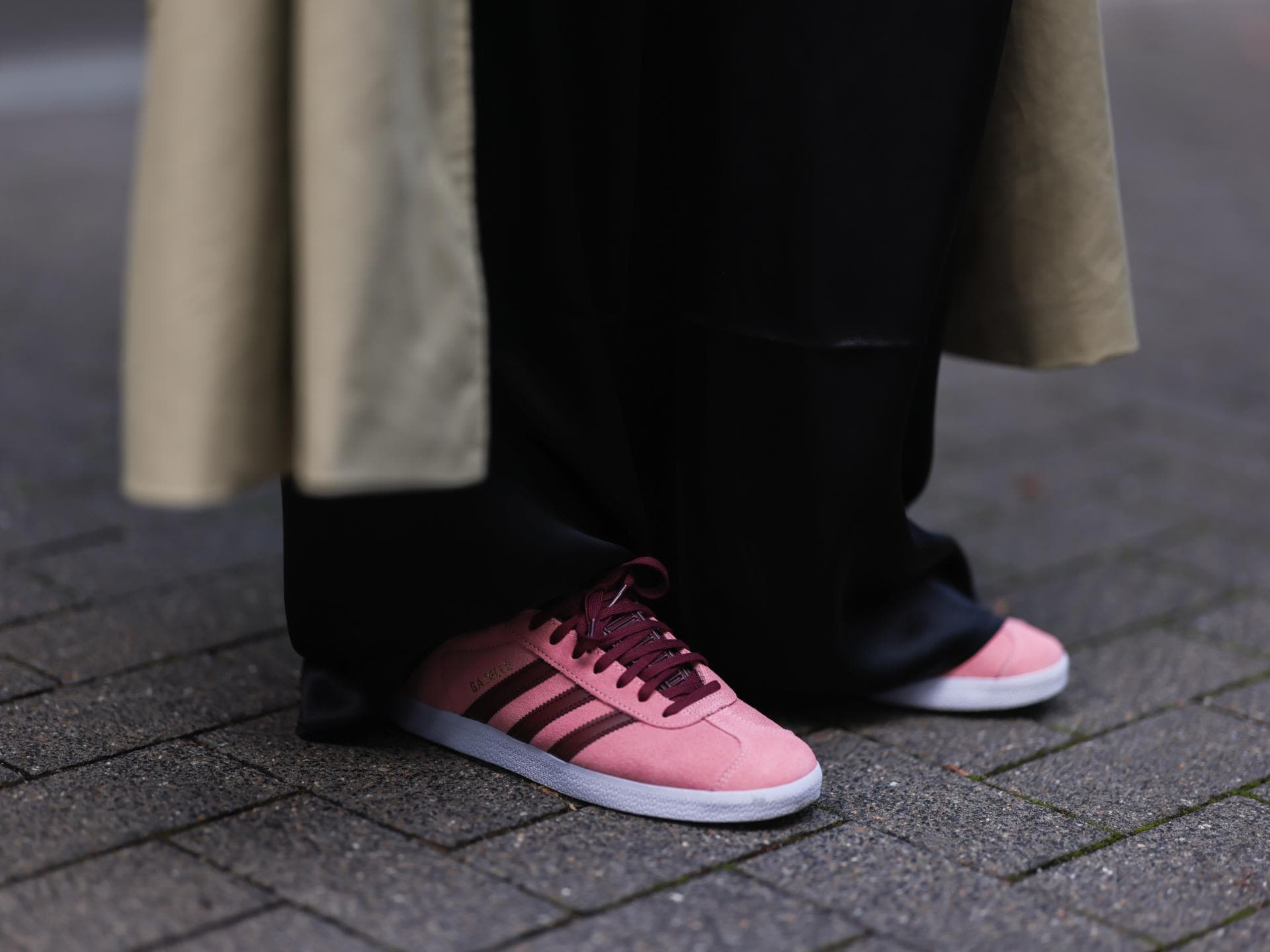 Frau trägt rosafarbene Sneaker