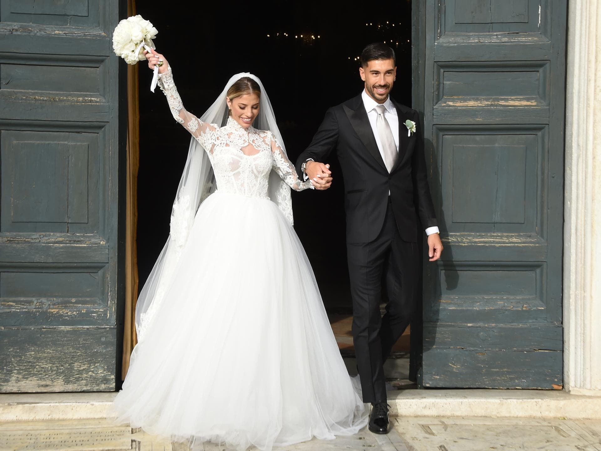 Frau trägt weißes Hochzeitskleid Frau trägt weißes Hochzeitskleid