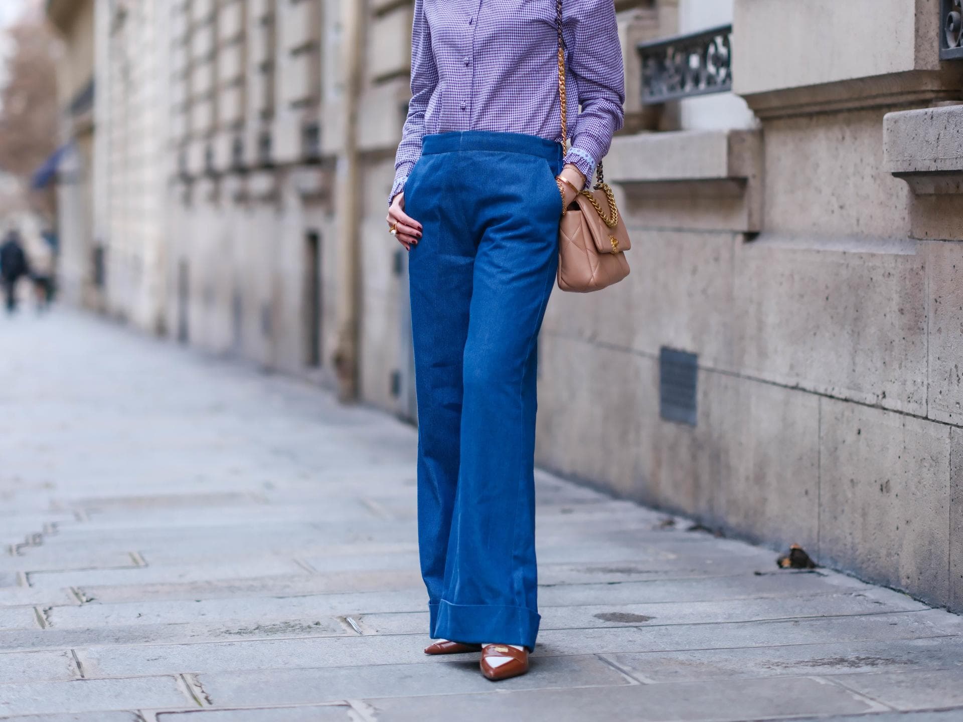 Frau trägt blaue Hose