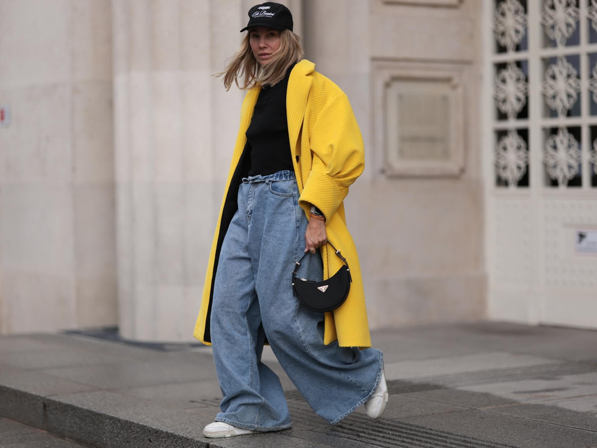 Karin Teigl trägt weiße Sneaker Streetstyle Karin Teigl trägt weiße Sneaker Streetstyle