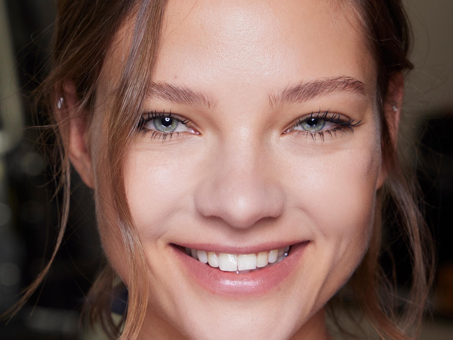 Model lächelt Backstage bei einer Fashion Show Model lächelt Backstage bei einer Fashion Show
