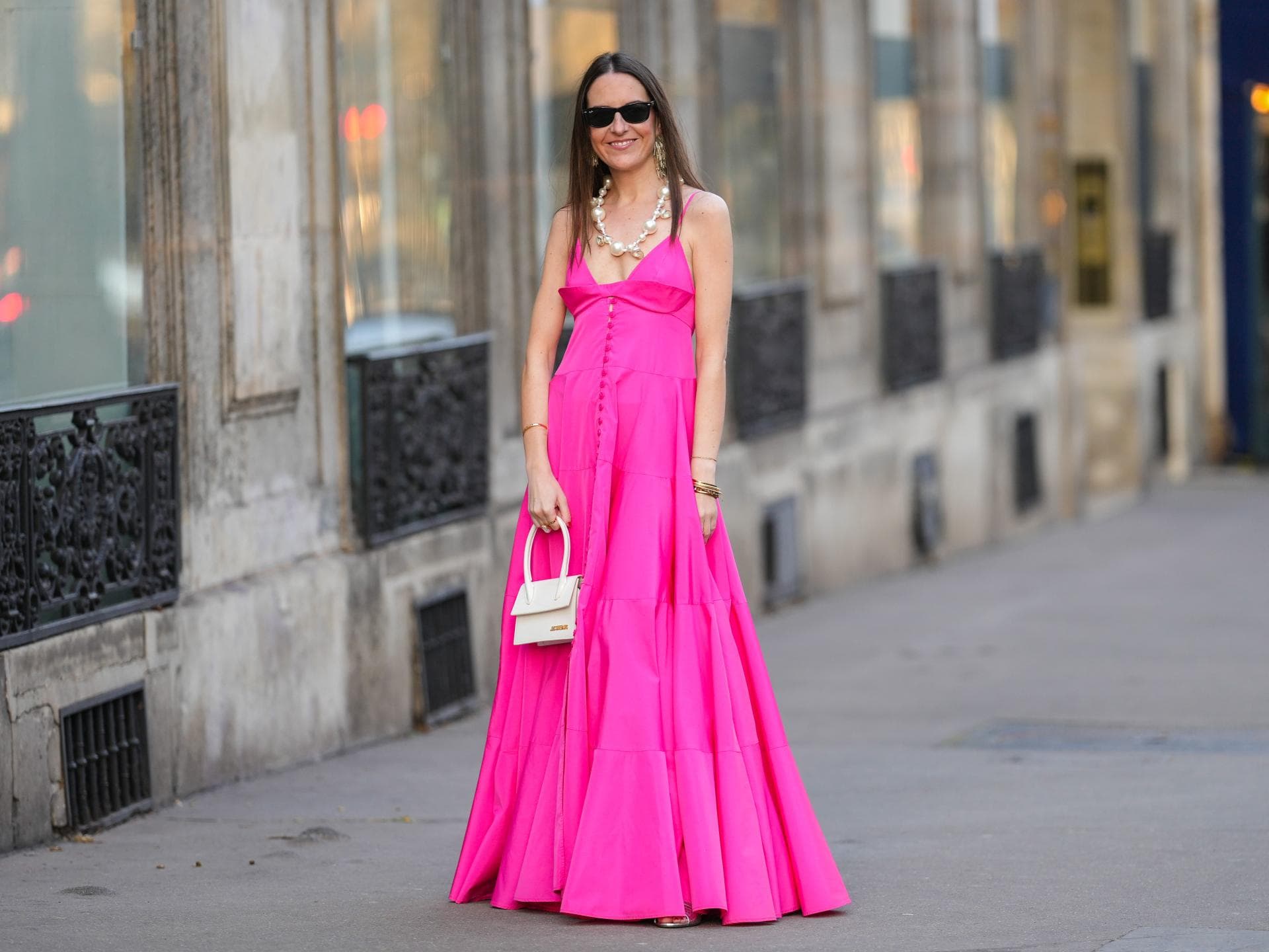Frau in pinkem Maxikleid Frau in pinkem Maxikleid