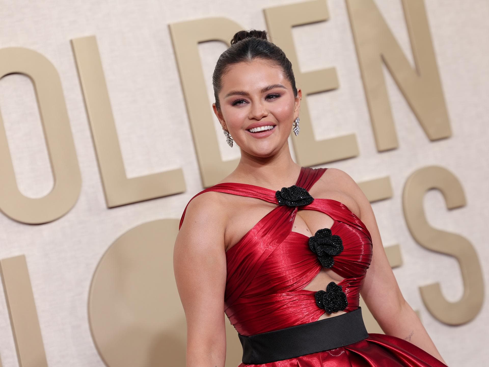 Selena Gomez' Trend-Tasche von den Golden Globes ist ein Amazon-Bestseller Selena Gomez' mit Trend-Handtasche