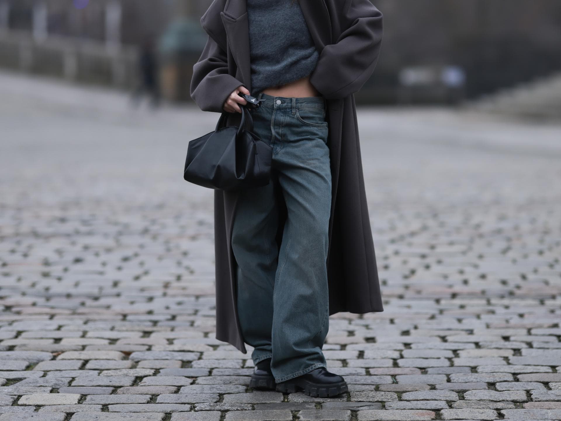 Frau trägt Skaterhose mit Mantel