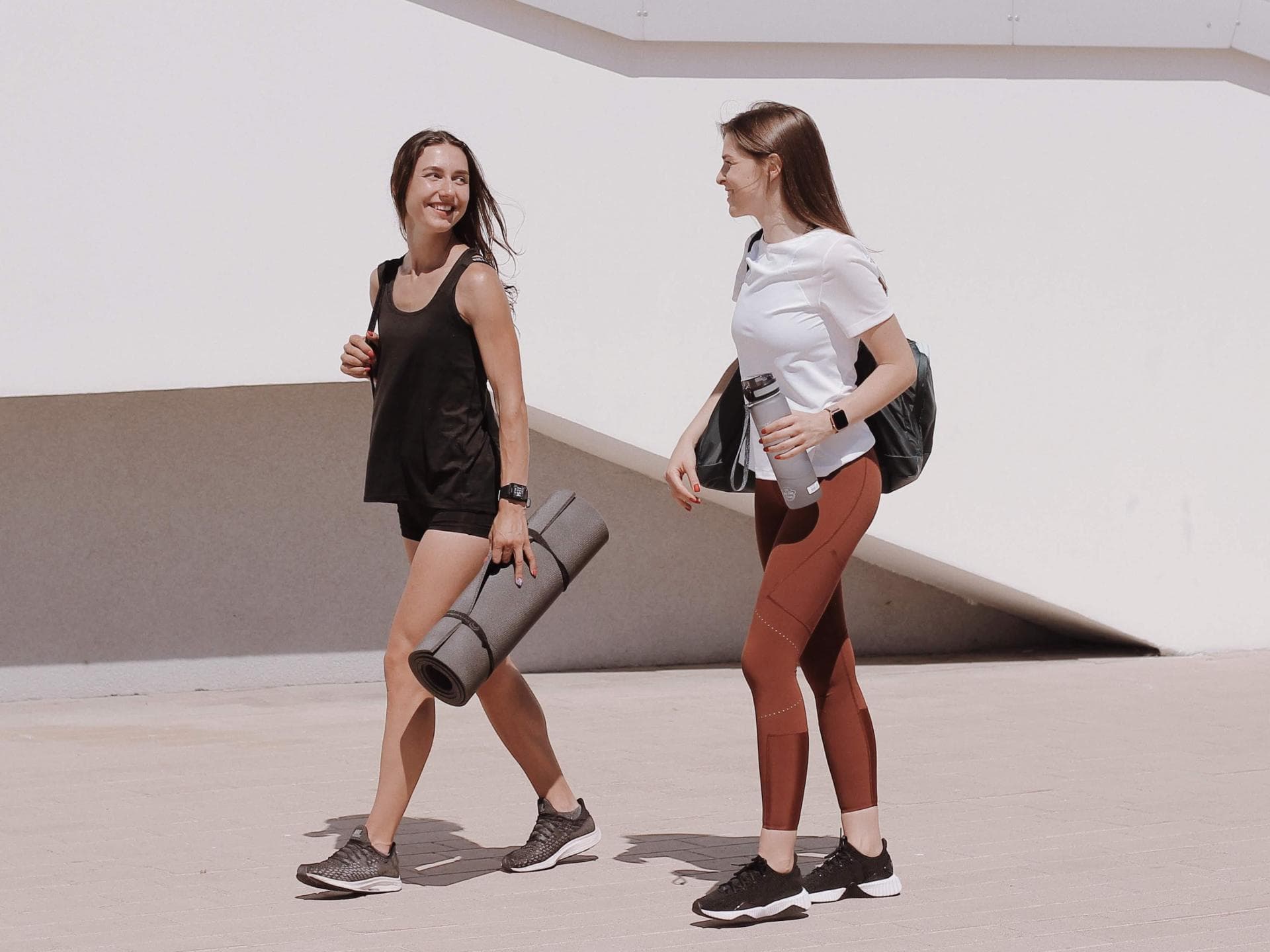 Zwei Frauen in Sportkleidung