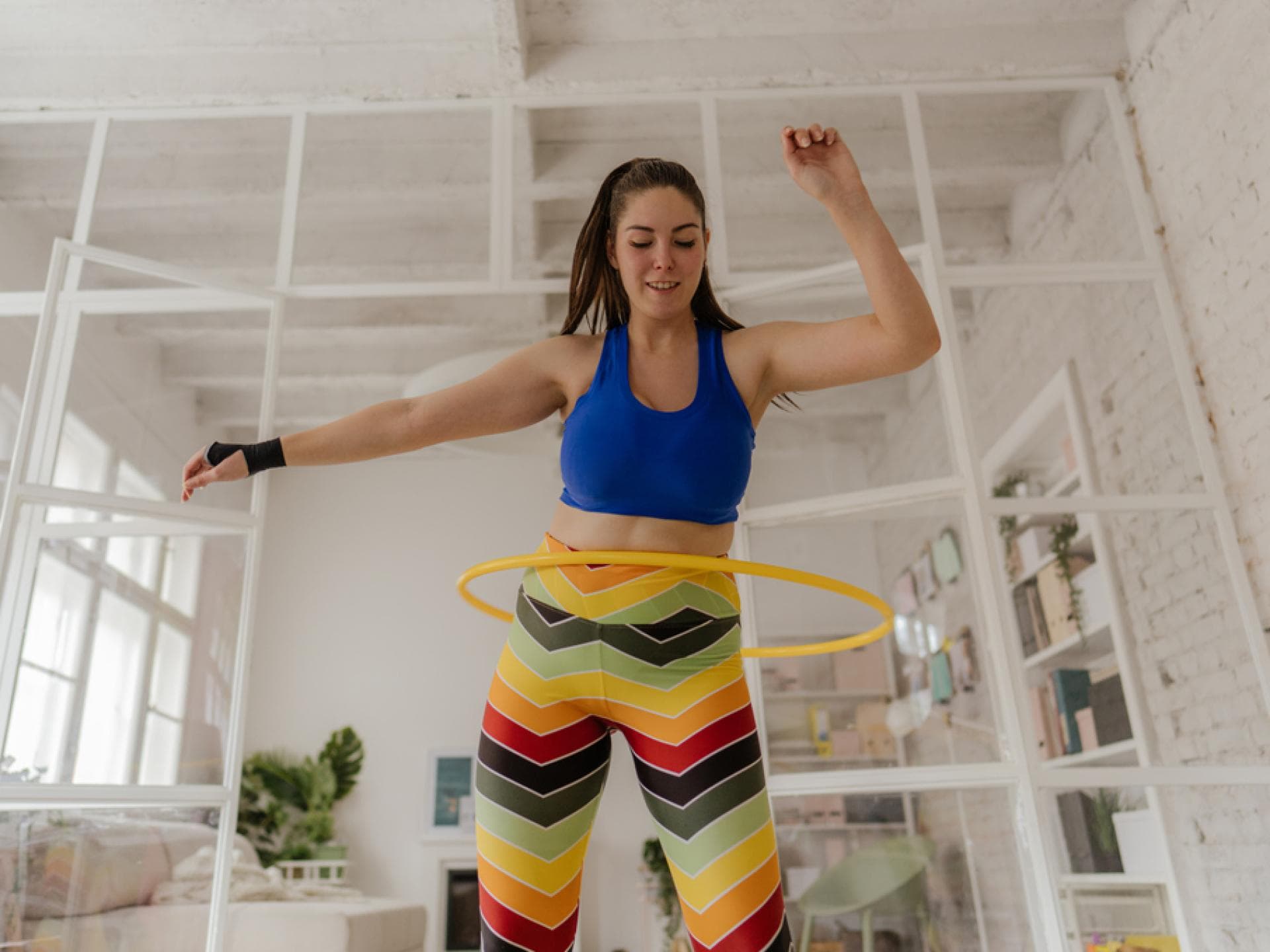 Fitness-Übungen, die Spaß machen Frau macht Sport mit Hula Hoop