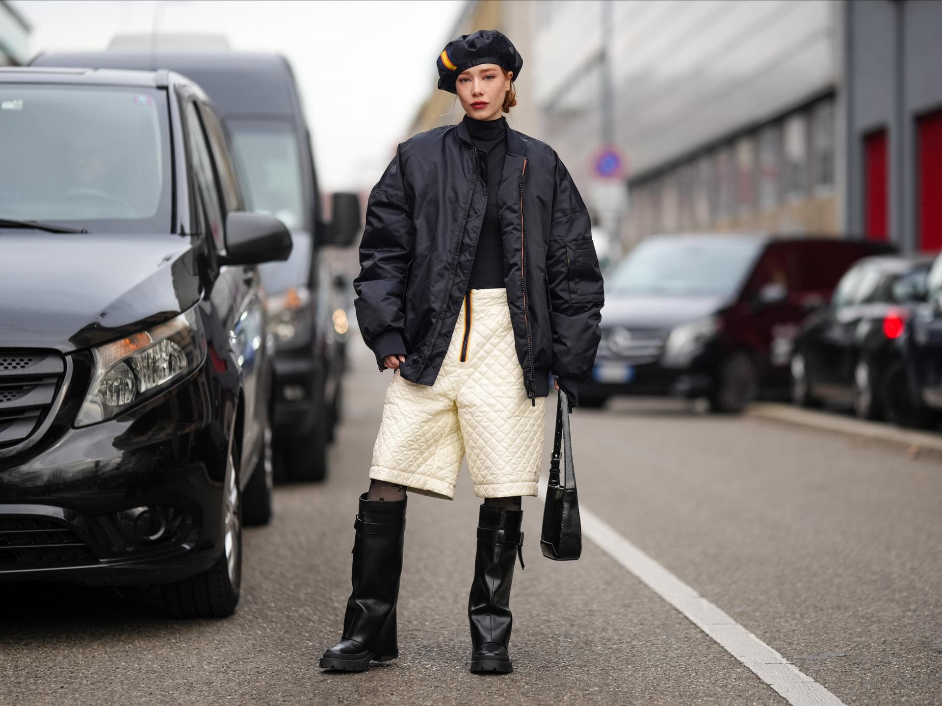 Frau mit weißer Shorts und schwarzen Boots Frau mit weißer Shorts und schwarzen Boots