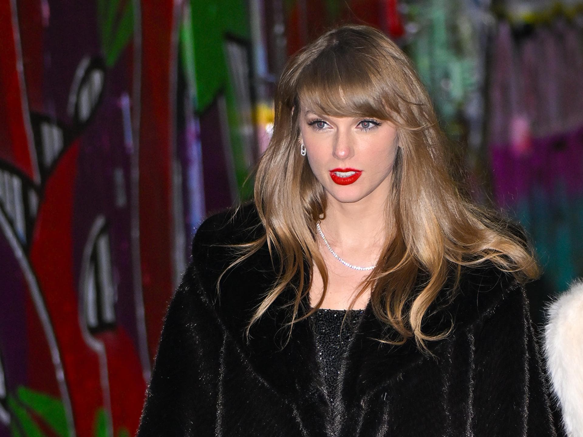 Taylor Swift mit rotem Lippenstift