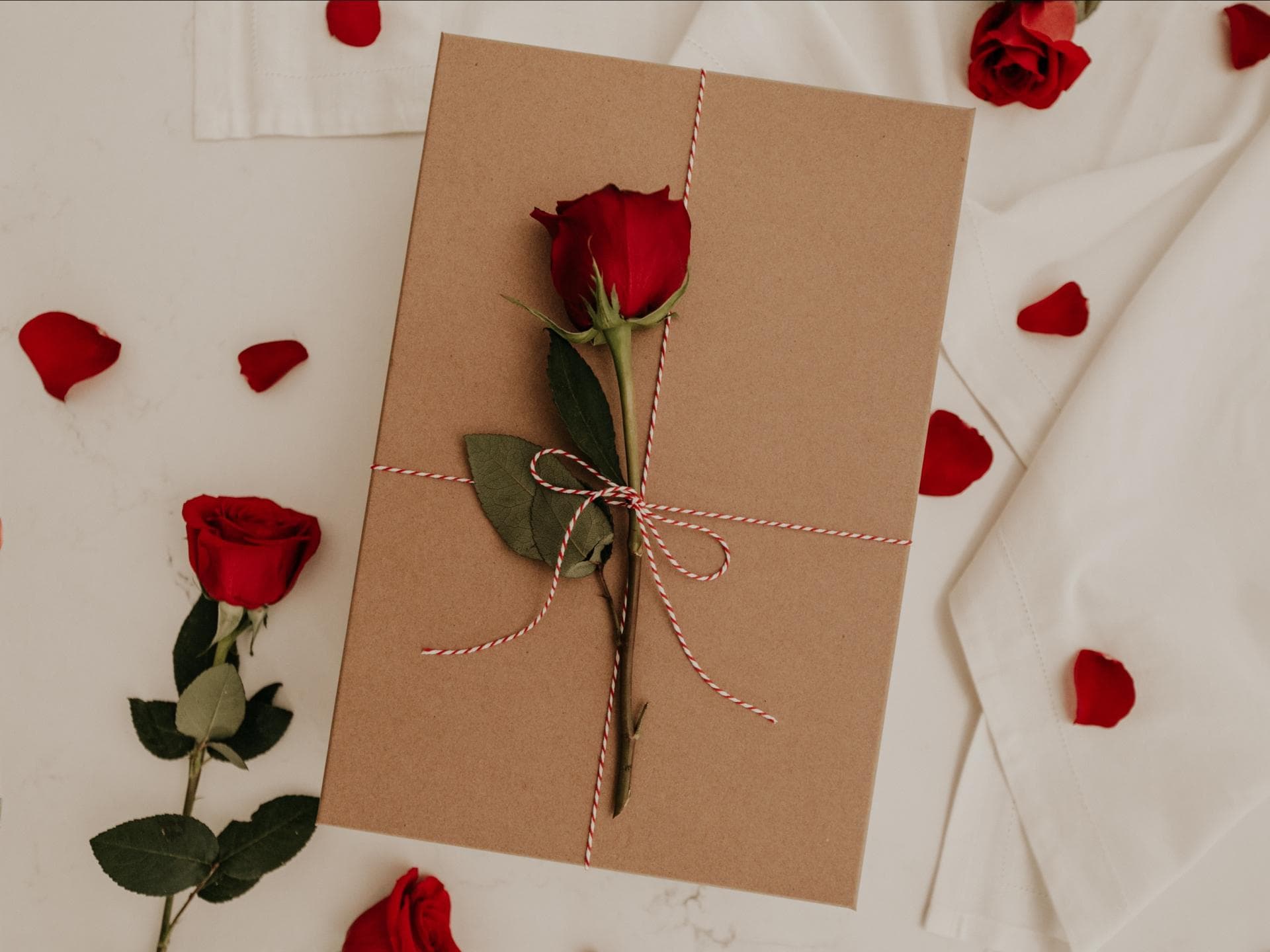 Valentinstagsgeschenk mit Rose