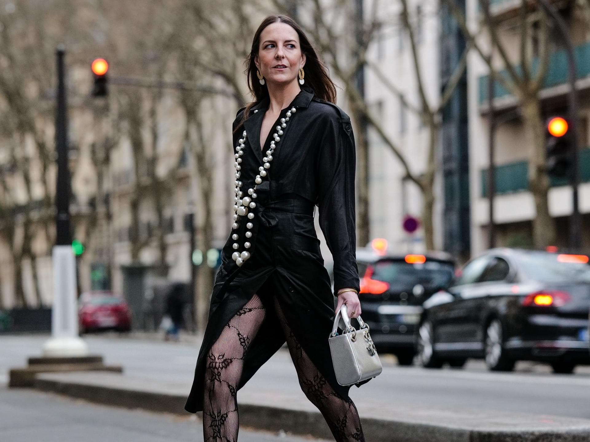 Frau in schwarzem Wickelkleid Frau in schwarzem Wickelkleid
