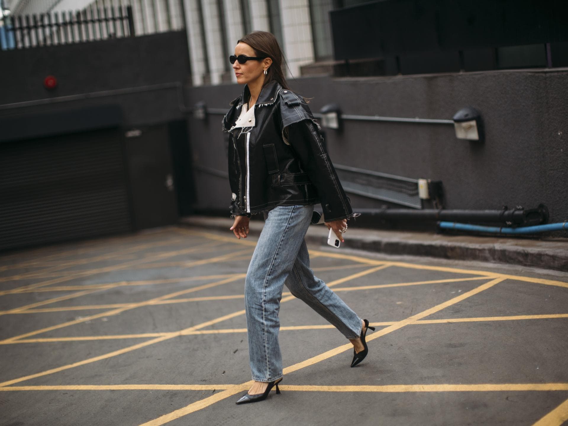 Frau in gerader Jeans