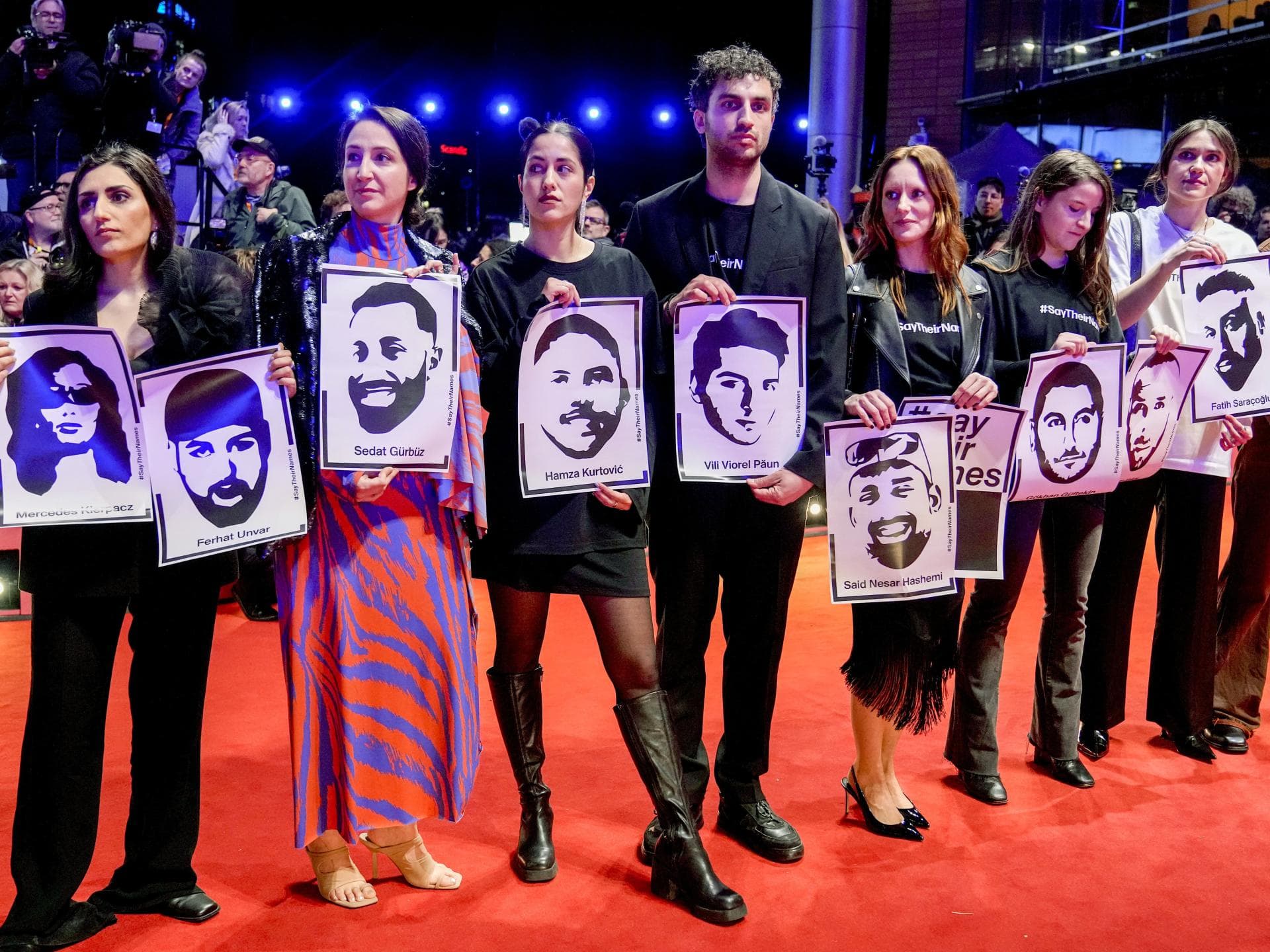 Schilder mit den Gesichtern der Hanau Opfer bei der Berlinale