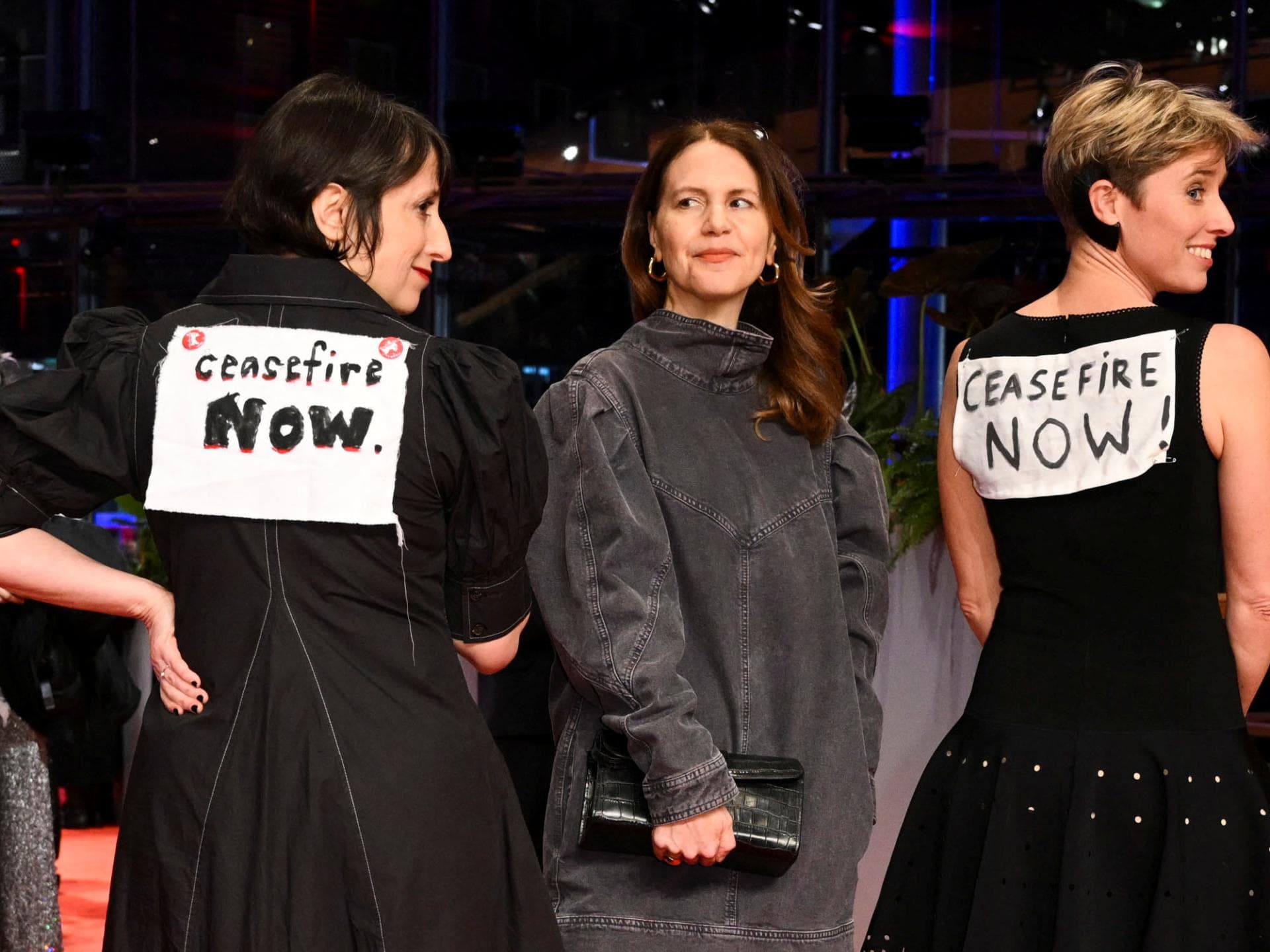 Schilder mit der Aufschrift "Ceasefire now" auf der Berlinale