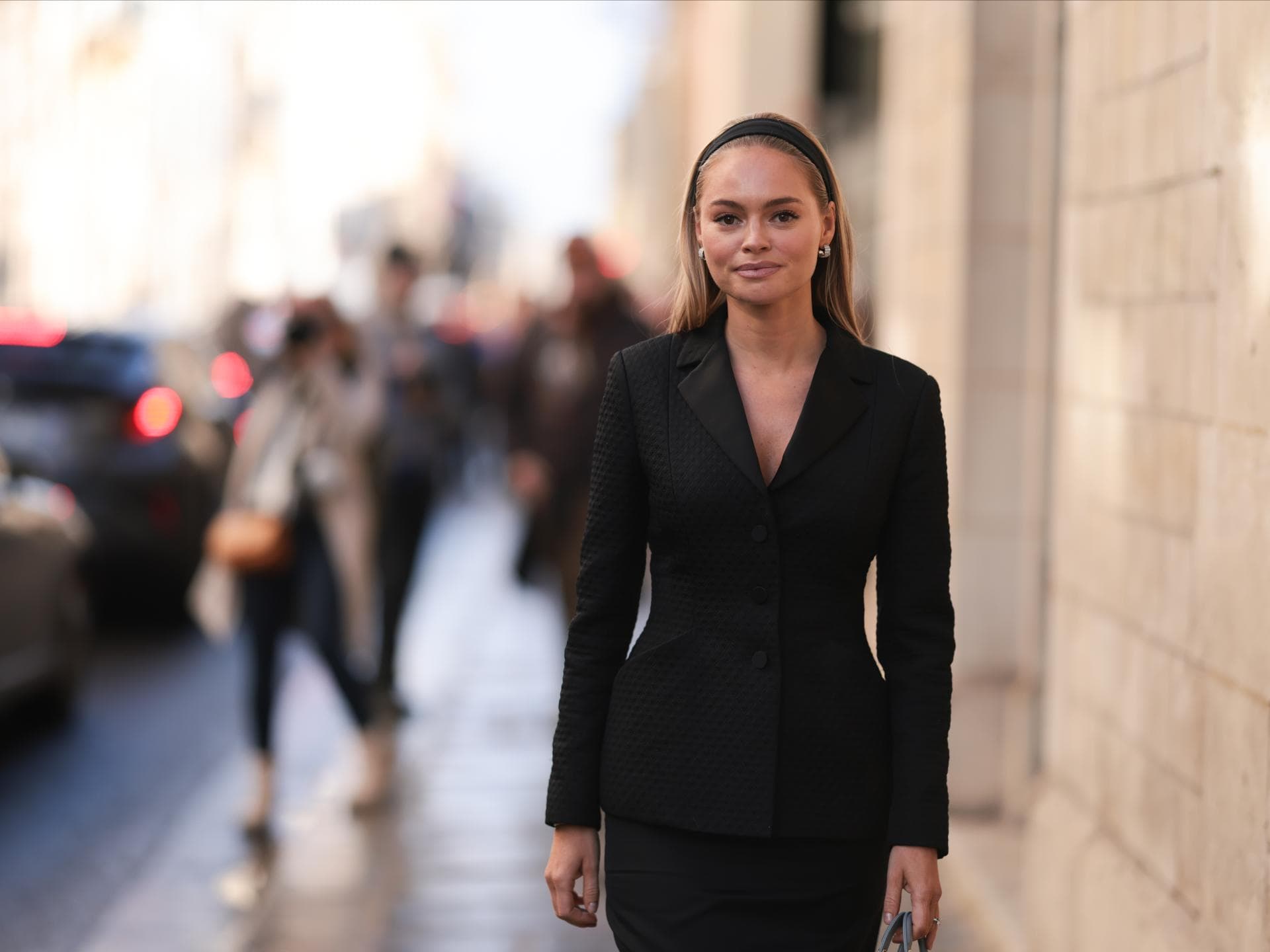 Claire Rose Cliteur in einem schwarzen Blazer