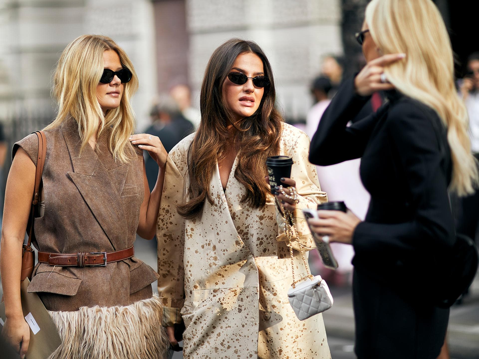 3 Frauen mit langen Haaren in Paris 3 Frauen mit langen Haaren in Paris