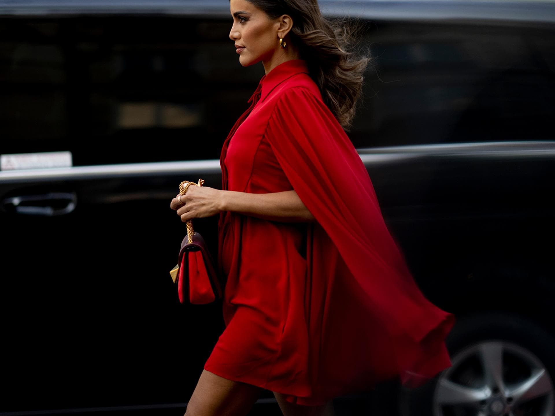 Frau in einem roten Kleid