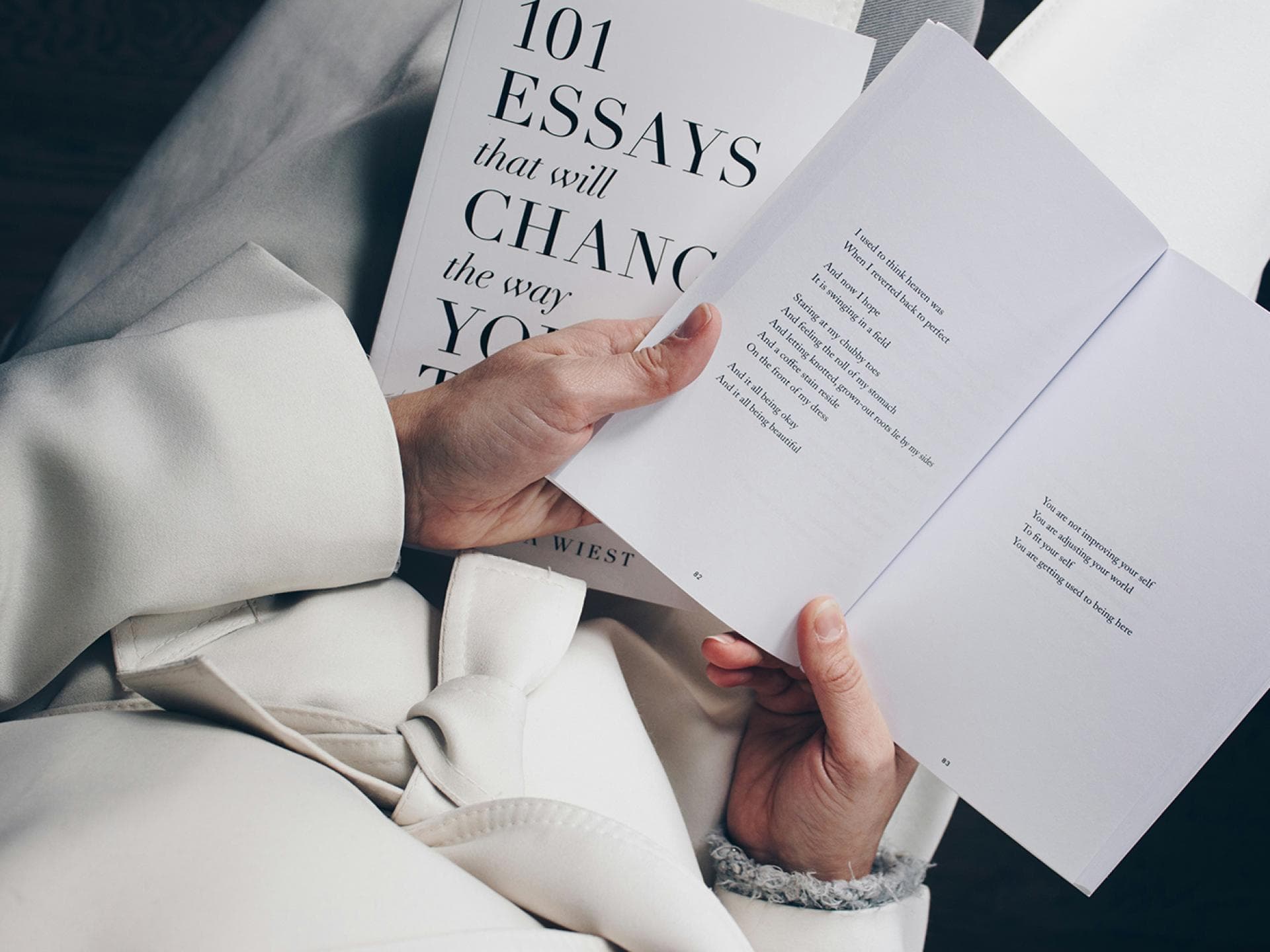 Frau liest Buch