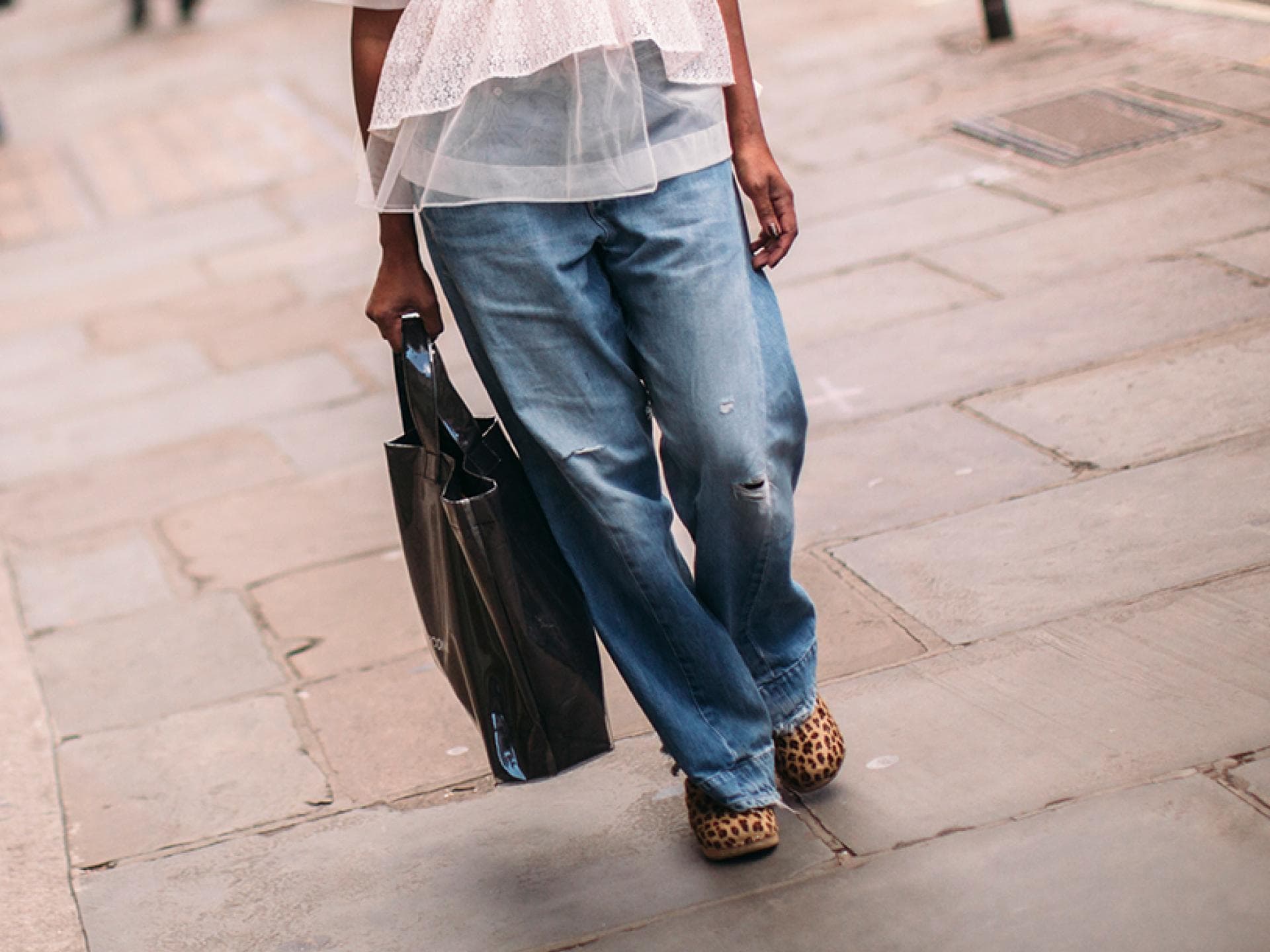 Frau mit Ripped Jeans