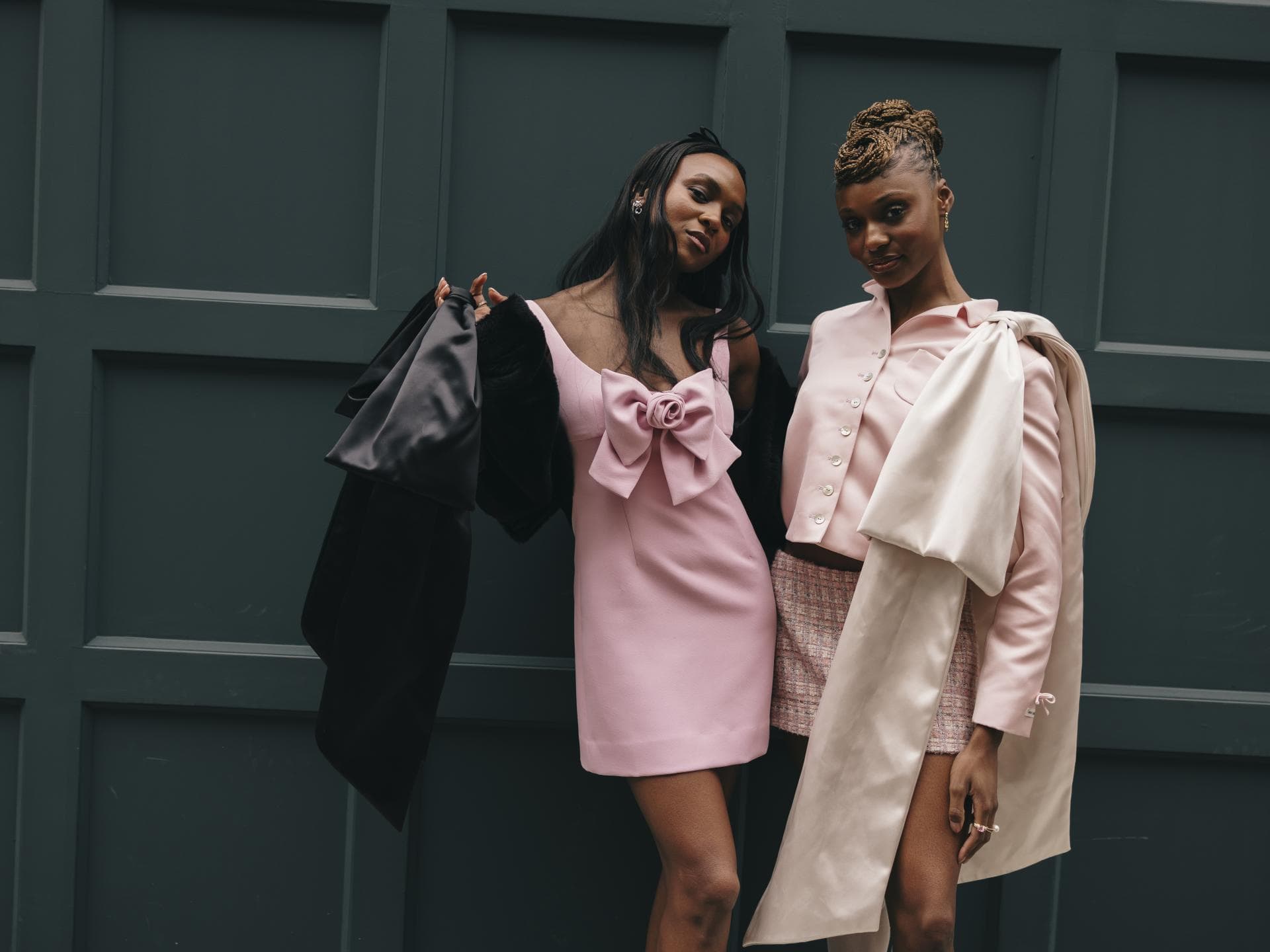 New York Fashion Week 2024: Kleider müssen jetzt SO aussehen, um im Trend zu liegen Frauen tragen Kleid und Rock mit Schleife