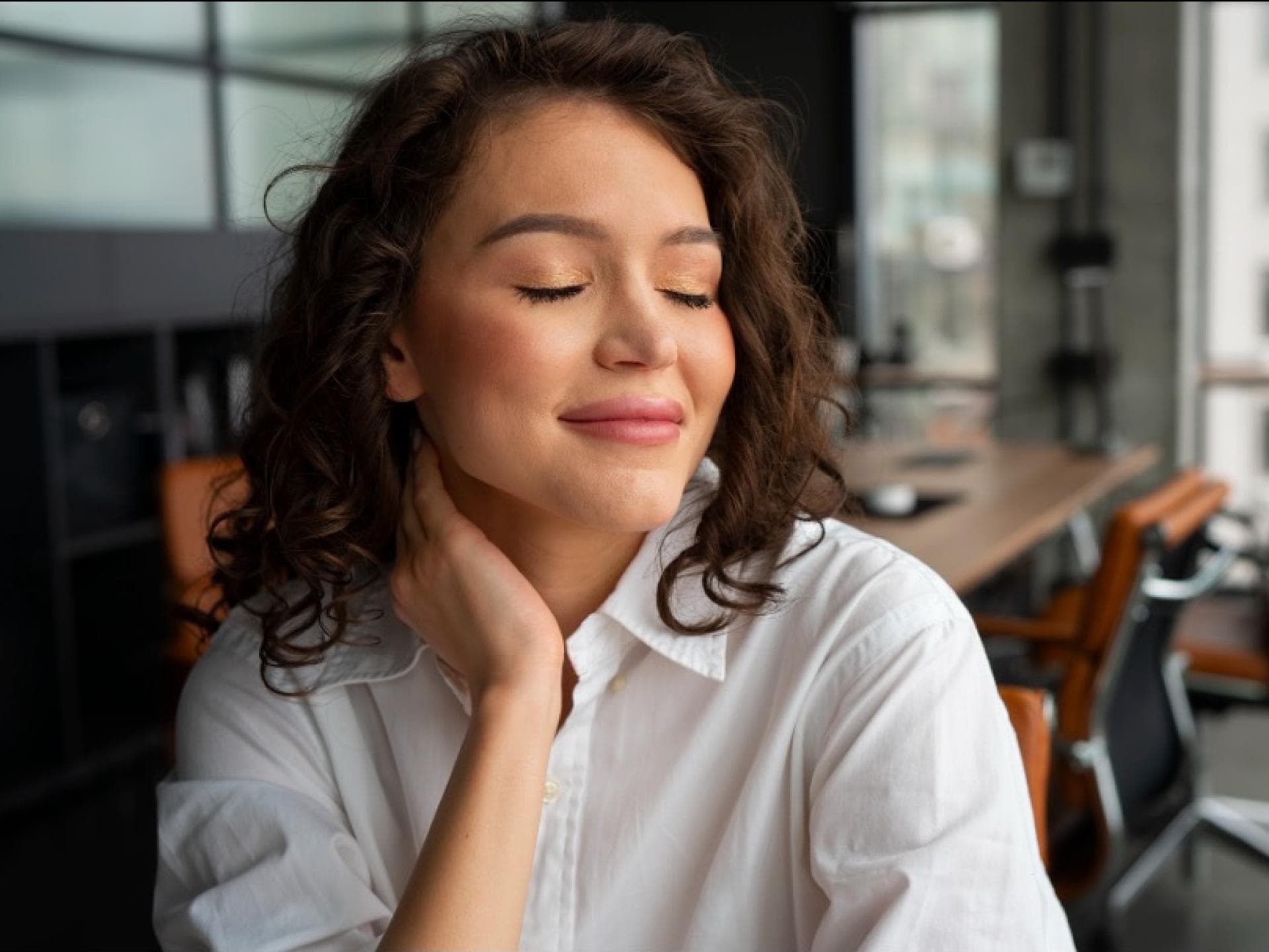 Junge Frau am Arbeitsplatz 