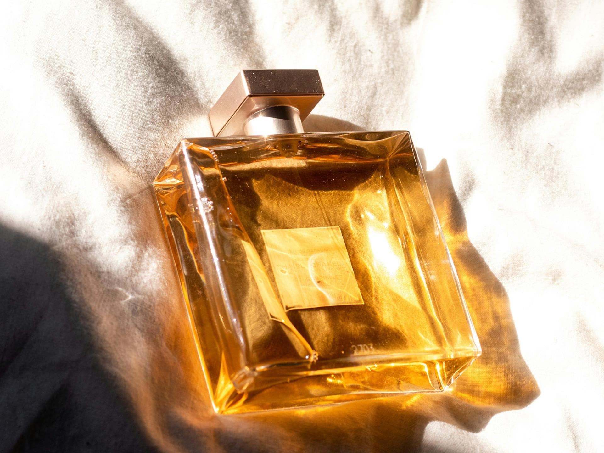 Parfumflakon auf Bettwäsche Parfumflakon auf Bettwäsche